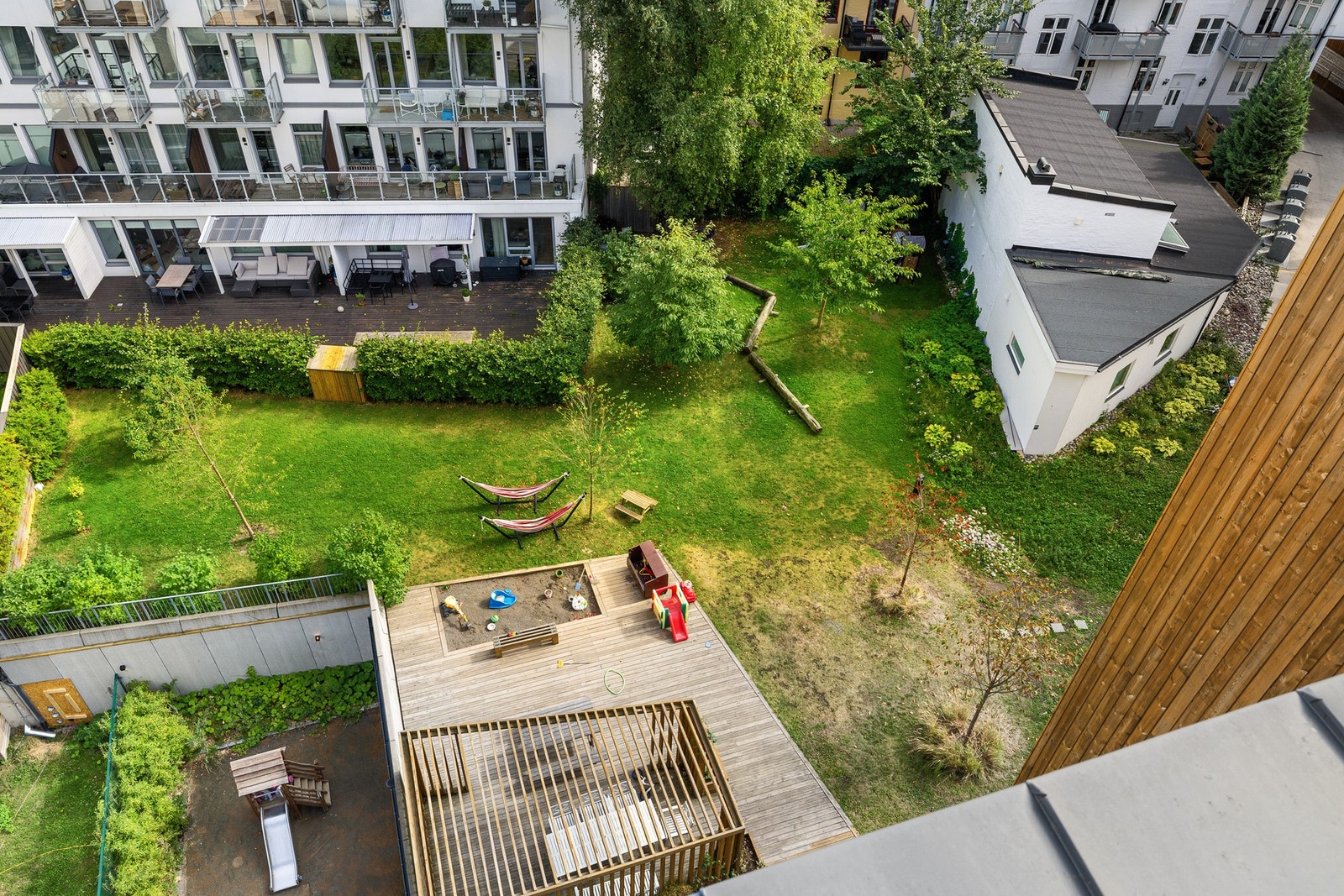 Skjermet og frodig med flott utsyn mot grønne fellesarealer. Galleribilde