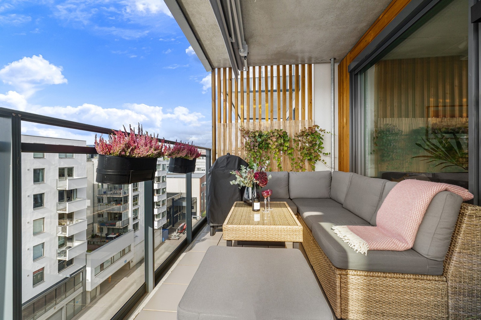 Solrik, vestvendt balkong i forlengelse av stuen. Galleribilde