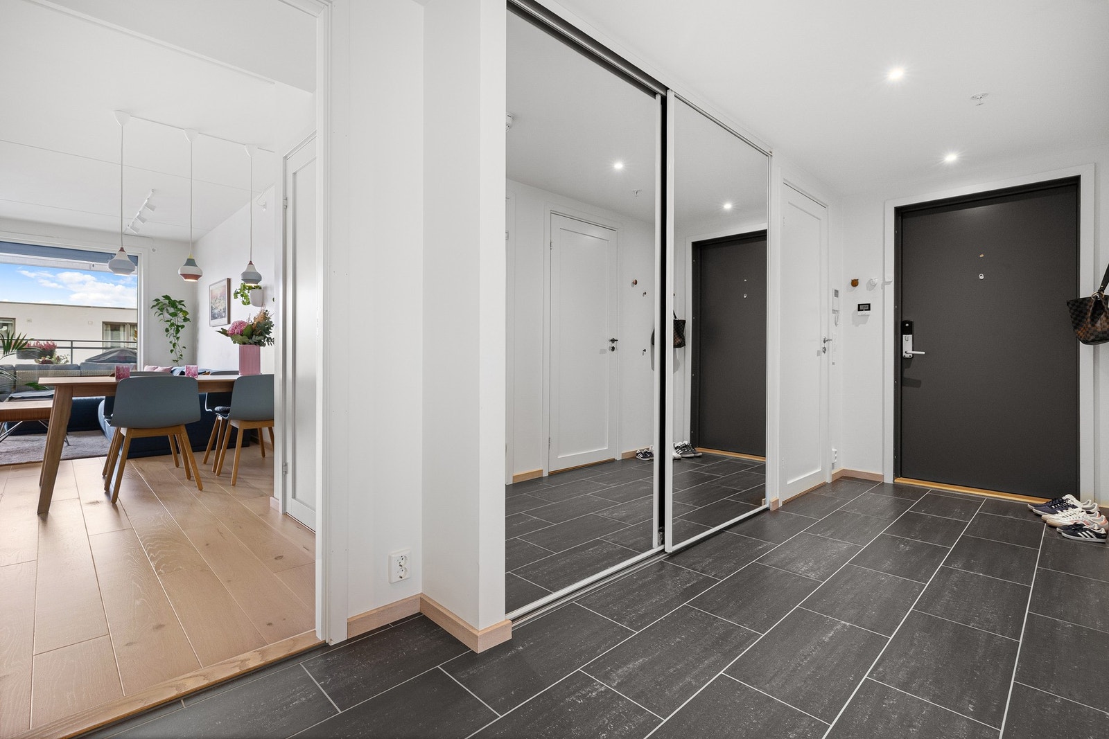 Flott skyvedørsgarderobe i entré med speilfronter. Galleribilde