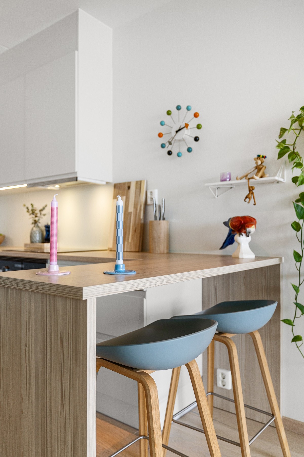 Påkostet kjøkkeninnredning med takhøye overskap og halvøy med velegnet spiseplass. Galleribilde