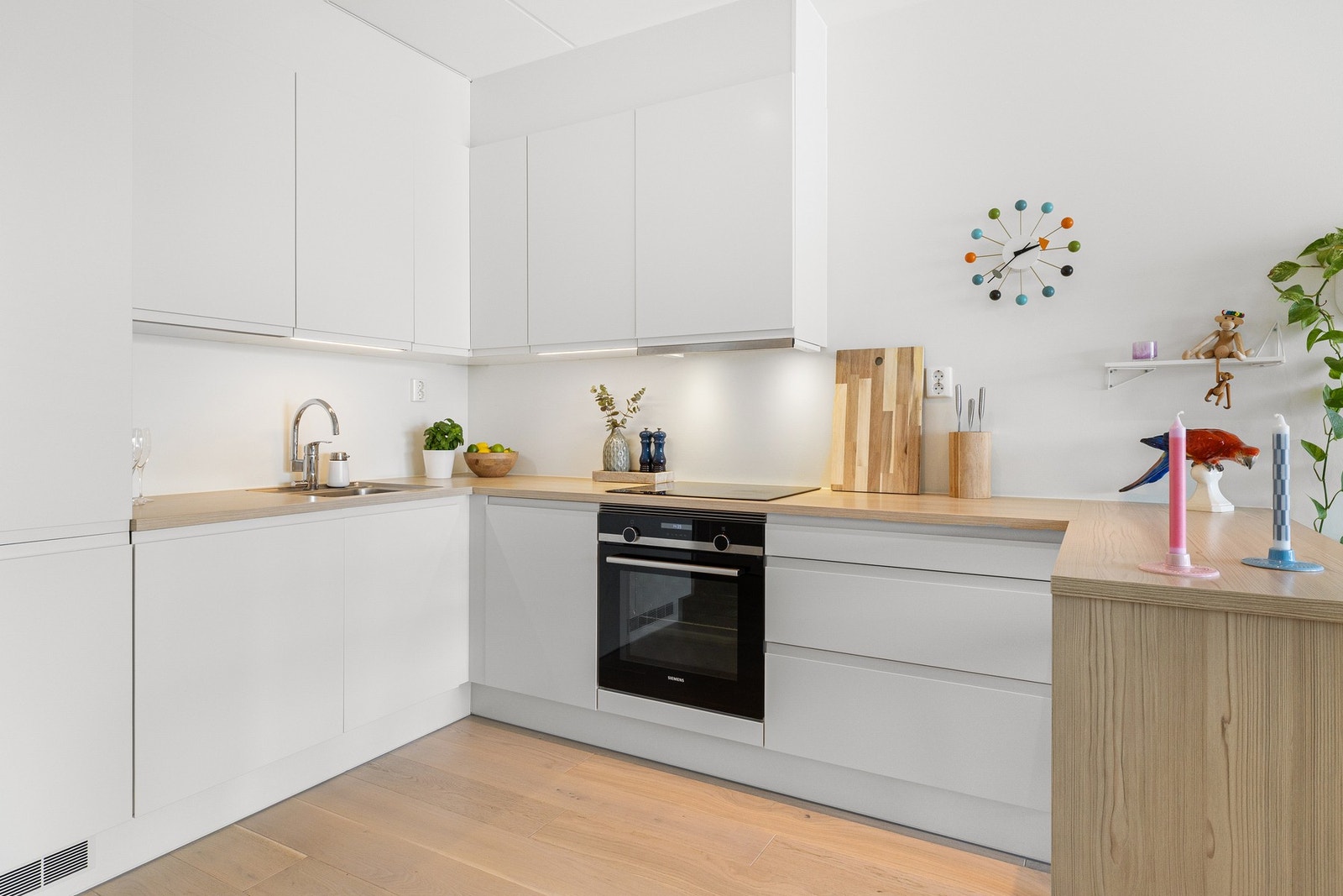 Ákonto oppvarming og varmtvann er inkludert i fellesutgiftene. Det er i tillegg IN-ordning og sikringsordning i borettslaget. Galleribilde