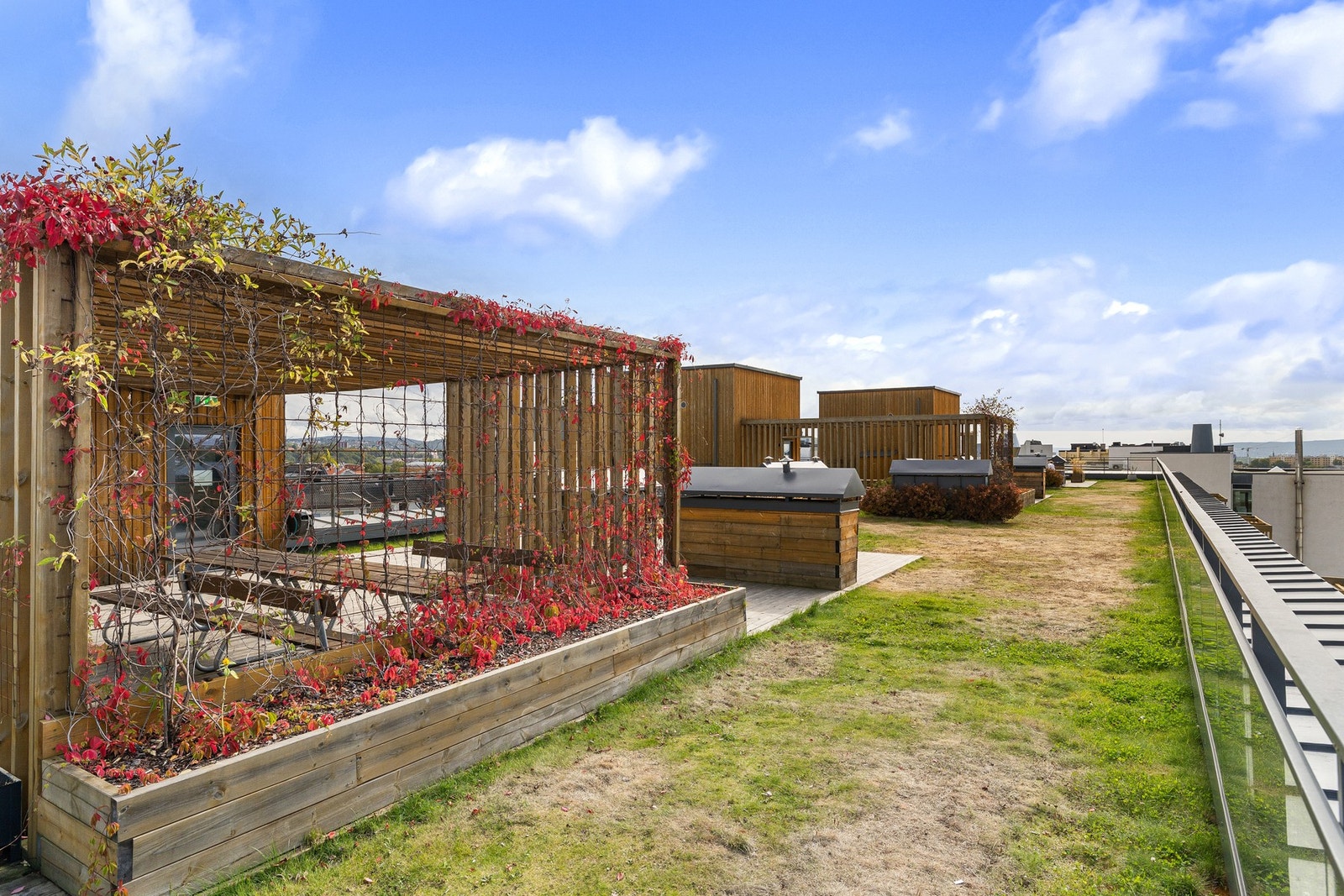 Borettslaget har parklignende fellesarealer - perfekt for barnefamilier, sene sommerkvelder eller middagsbesøk utendørs. Galleribilde