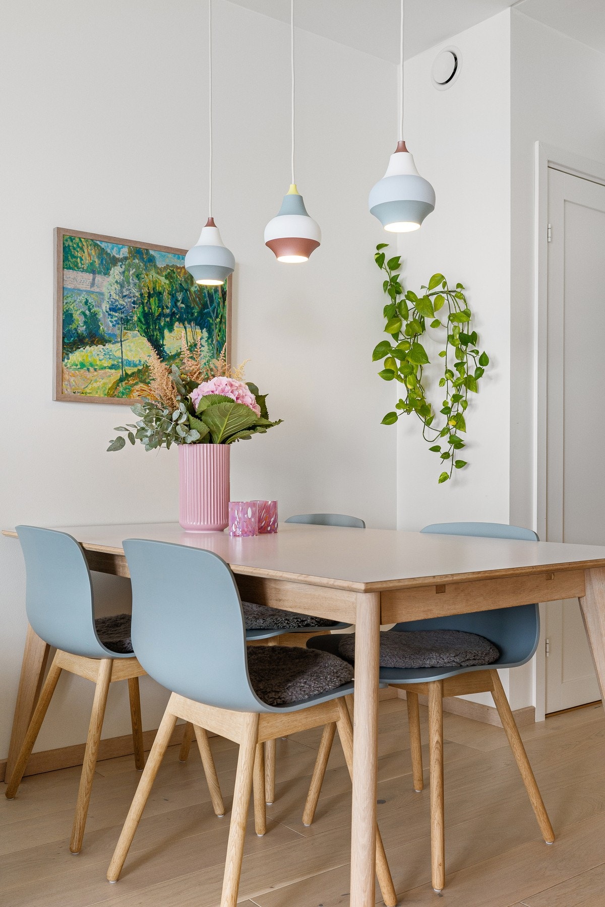 Spisestue i direkte tilknytning til kjøkkenet - perfekt for middagsbesøk. Lyse, delikate overflater og flotte eikelister som harmonerer med gulvet på smakfullt vis. Galleribilde