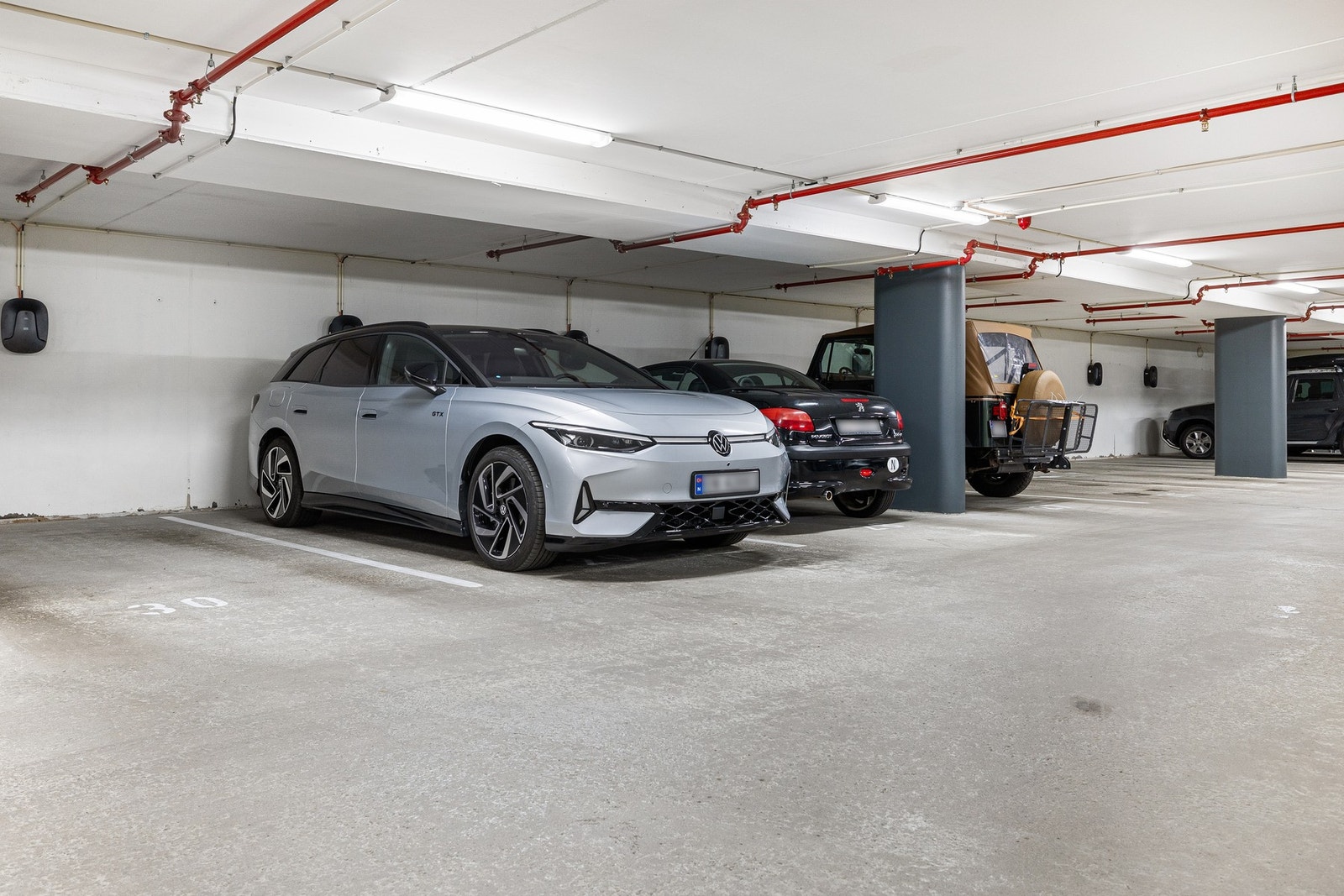 Kjøper gis opsjon på garasje med lader til elbil, kr. 650 000. Det er direkte heisadkomst fra garasjen til leilighetsplan. Galleribilde