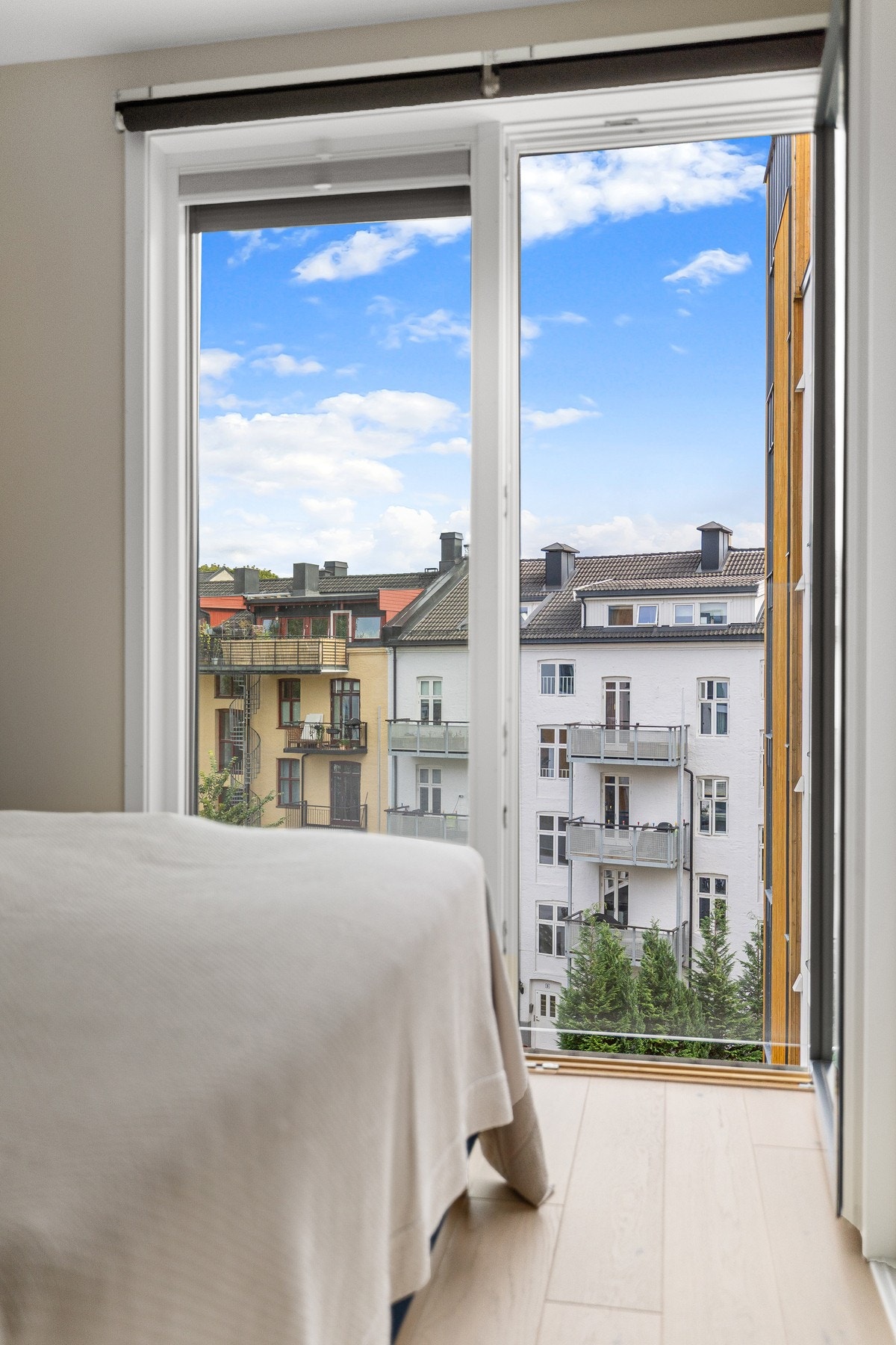 Mye naturlig lysinnslipp. Luksus med dør for lufting på varme sommerdager. Ingen direkte innsyn. Galleribilde