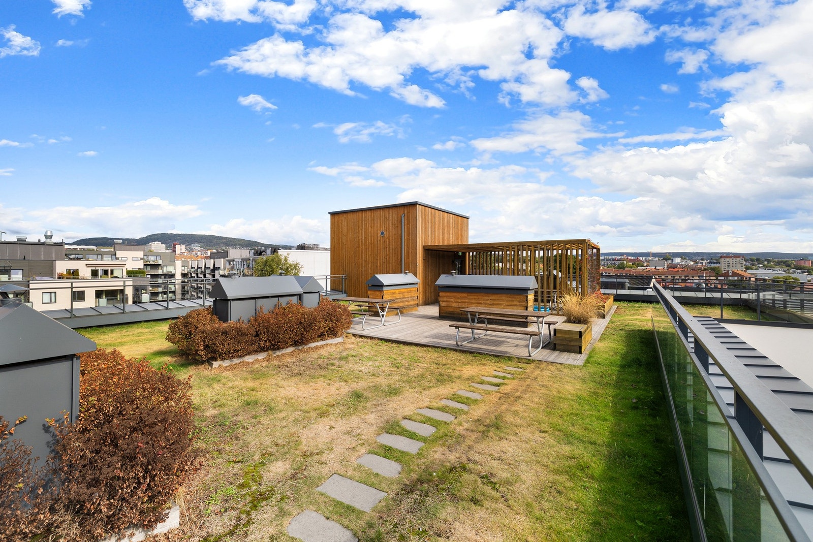 Her er det flere sosiale soner, flott utsikt og frodig beplantning. Galleribilde