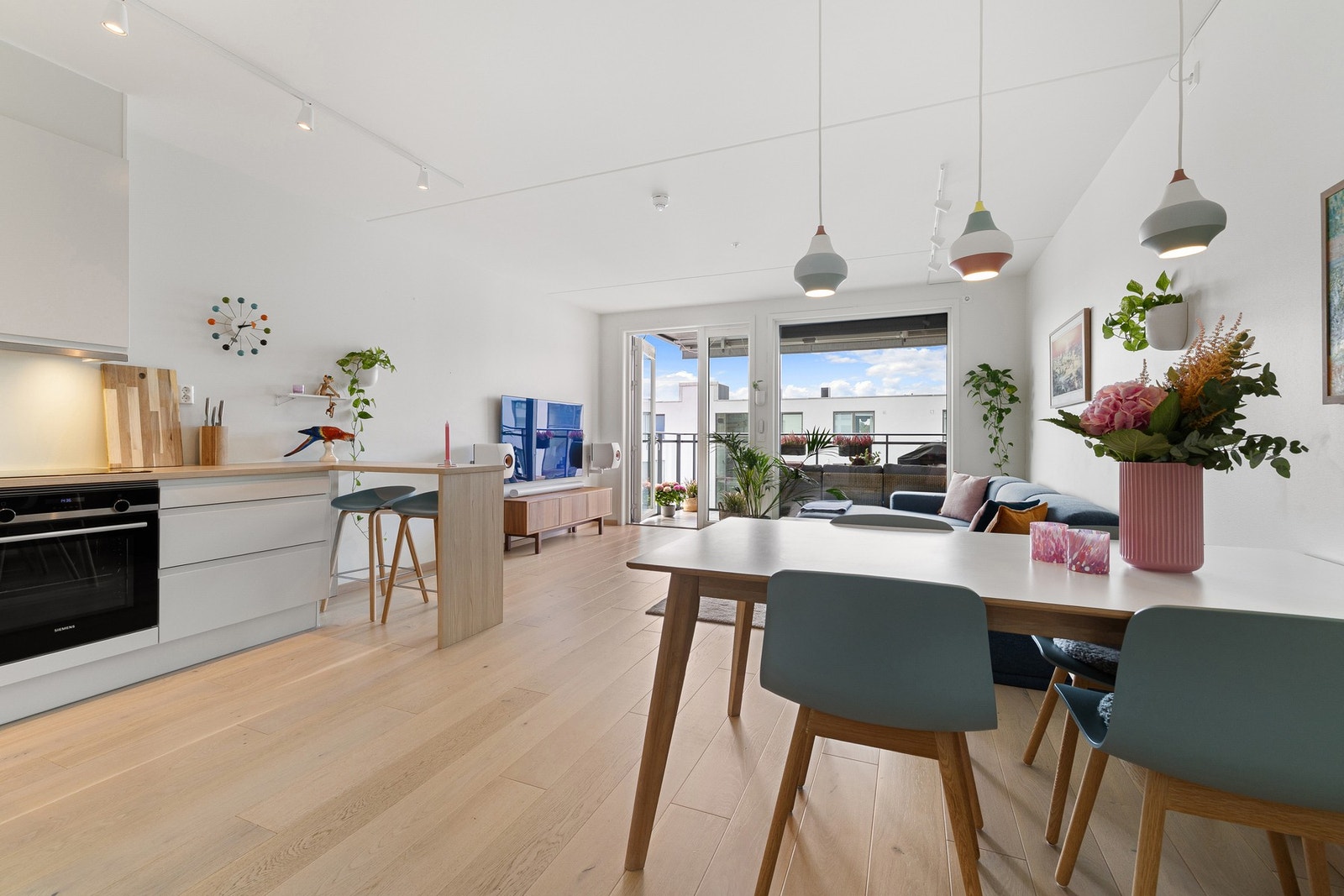 Høyt og fritt i 5. etasje med heisadkomst. De store vindusflatene sammen med den gjennomgående planløsningen gir spesielt fine lysforhold. Galleribilde