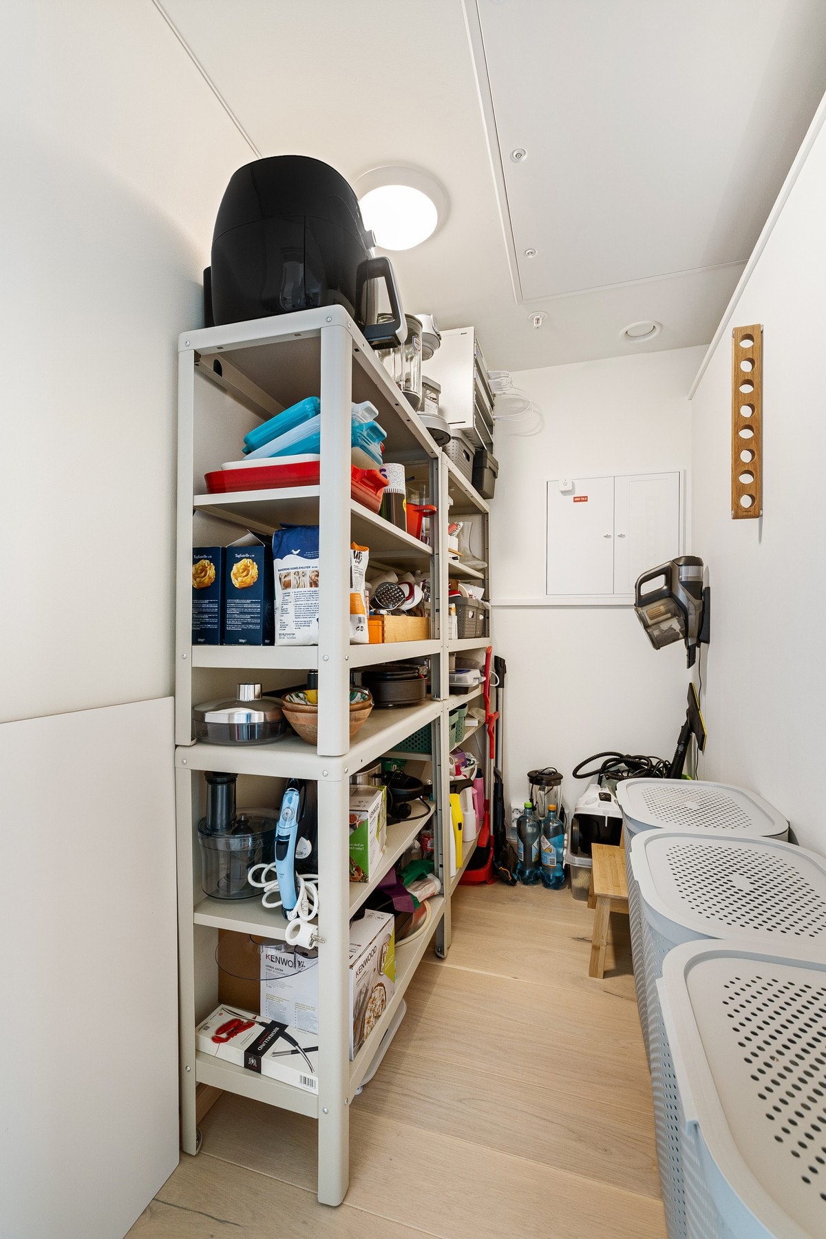 Egen innvendig bod/walk-in garderobe med adkomst fra entréen. Galleribilde