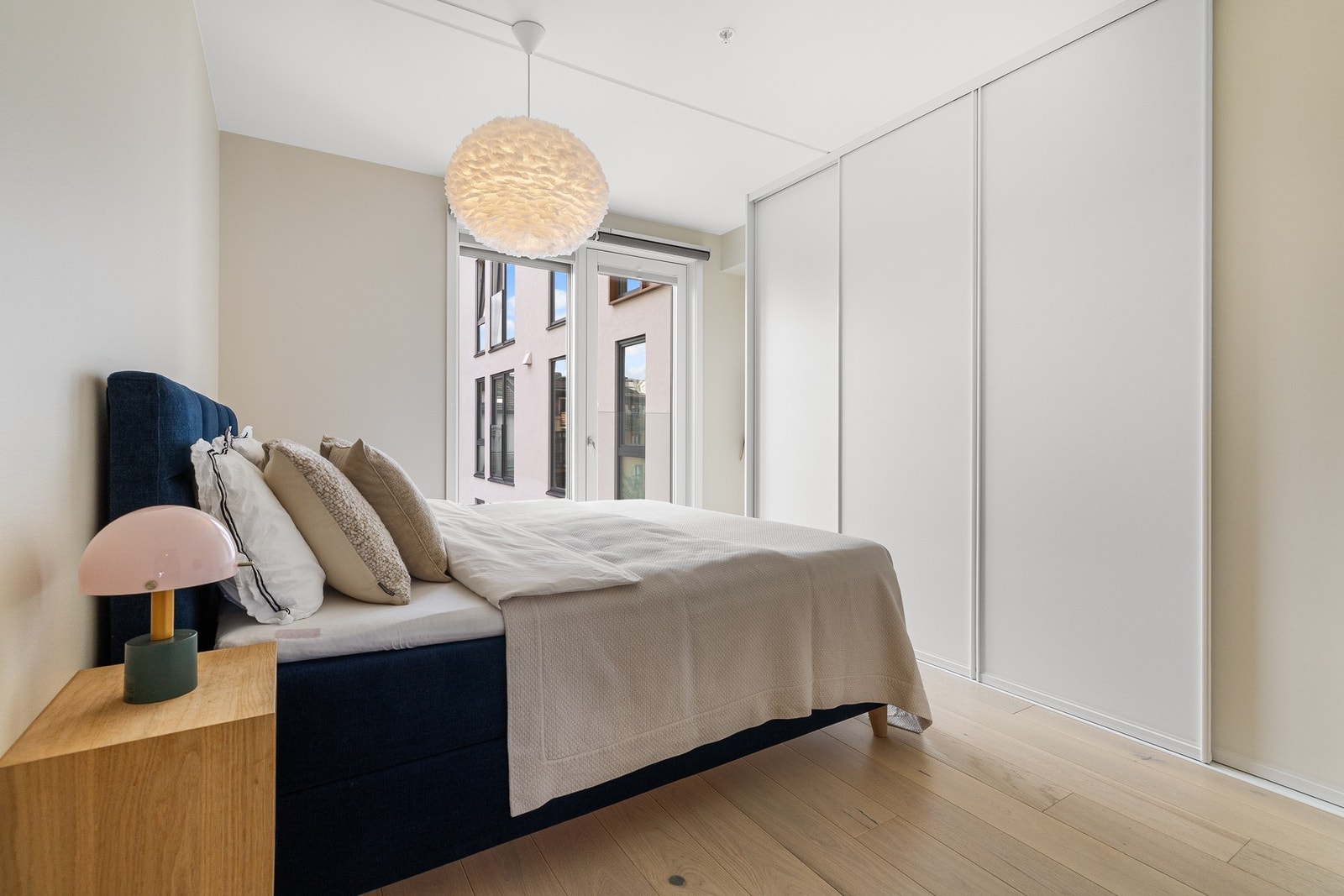 Master soverom med god plass til dobbeltseng. Det er satt inn lekre skyvedørsgarderober som medfølger salget. Galleribilde