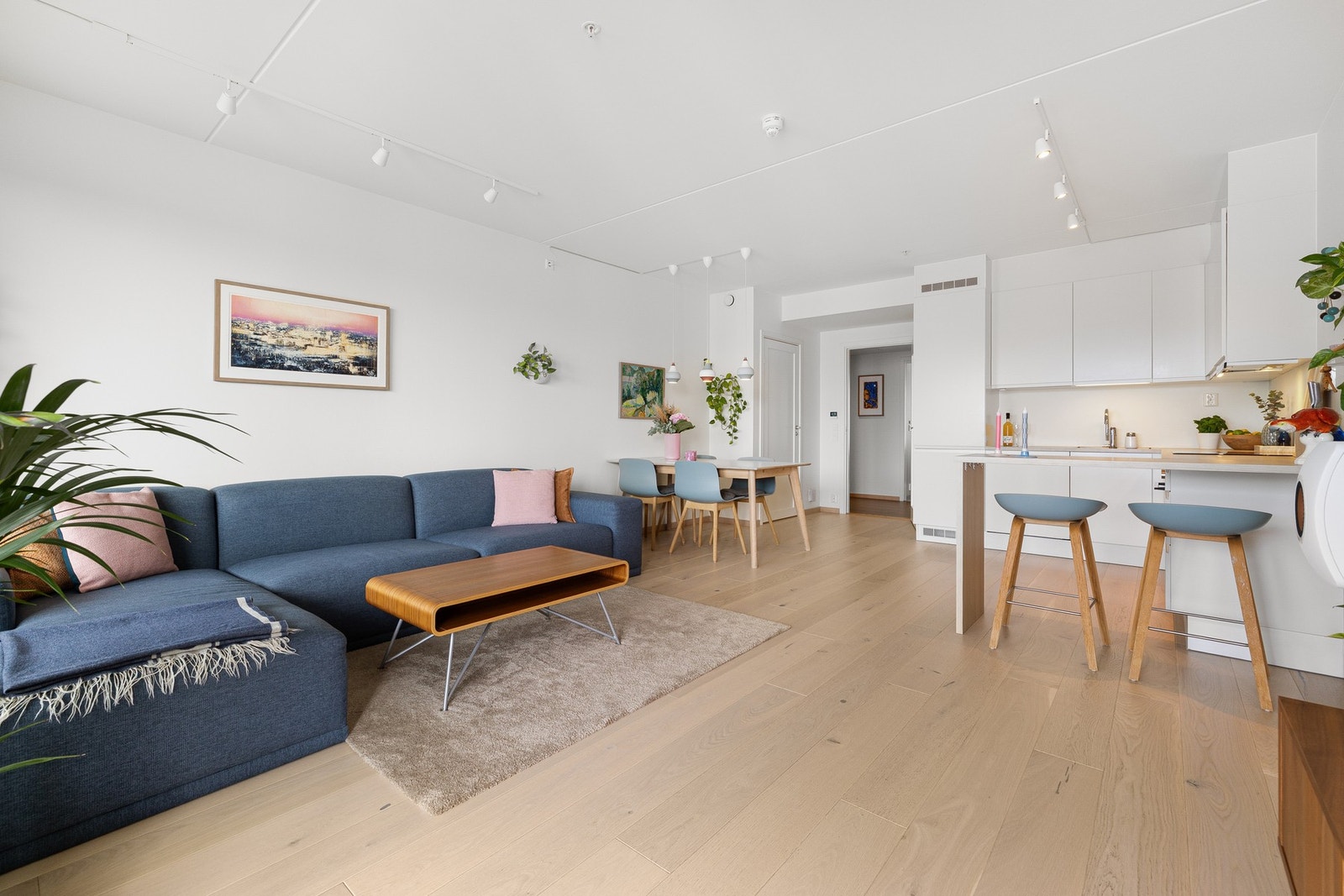 Leiligheten har en meget god og familievennlig planløsning med plass til både sofagruppe og spisestue. Galleribilde