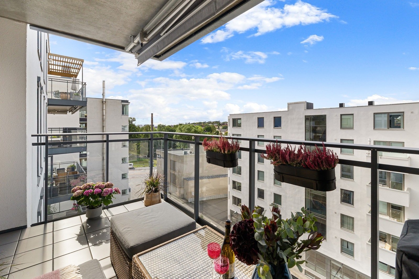 Balkongen er overbygget som øker bruksmuligheten. Flotte solforhold og gode møbleringsmuligheter med plass til egen lounge, spisebord, sittegruppe og grill. Galleribilde