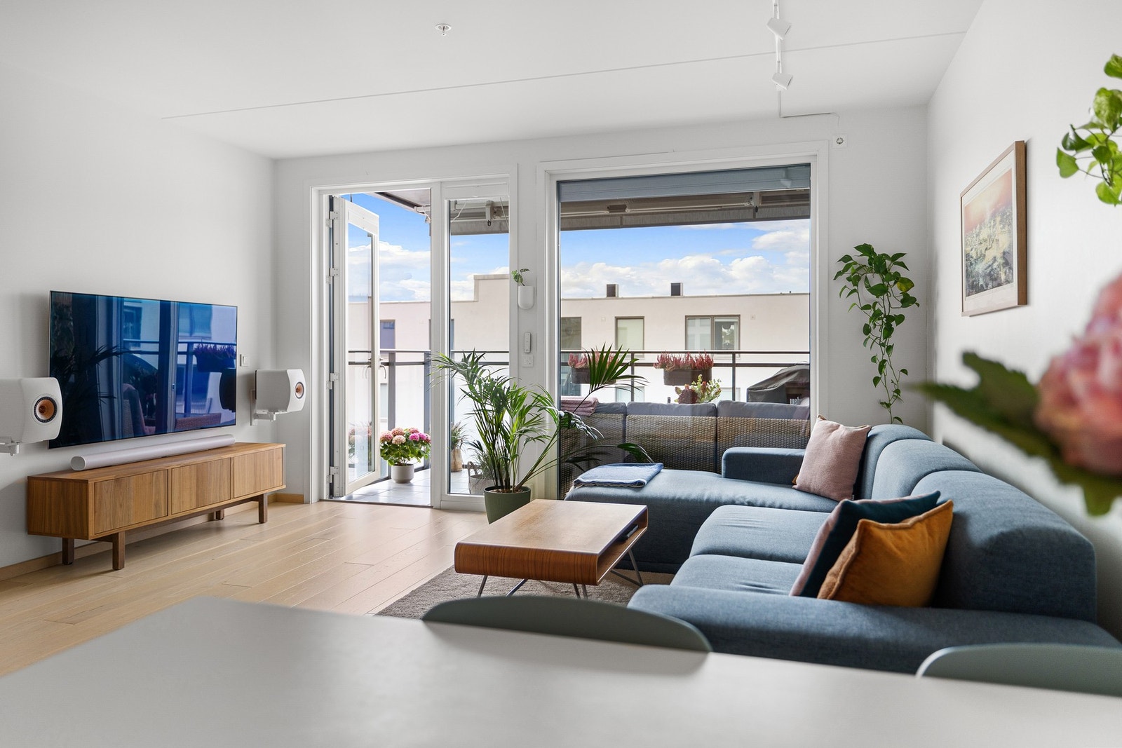 Meget høy standard fra byggeåret 2020. Lekker énstavs eikeparkett på gulv med vannbåren gulvvarme. Galleribilde