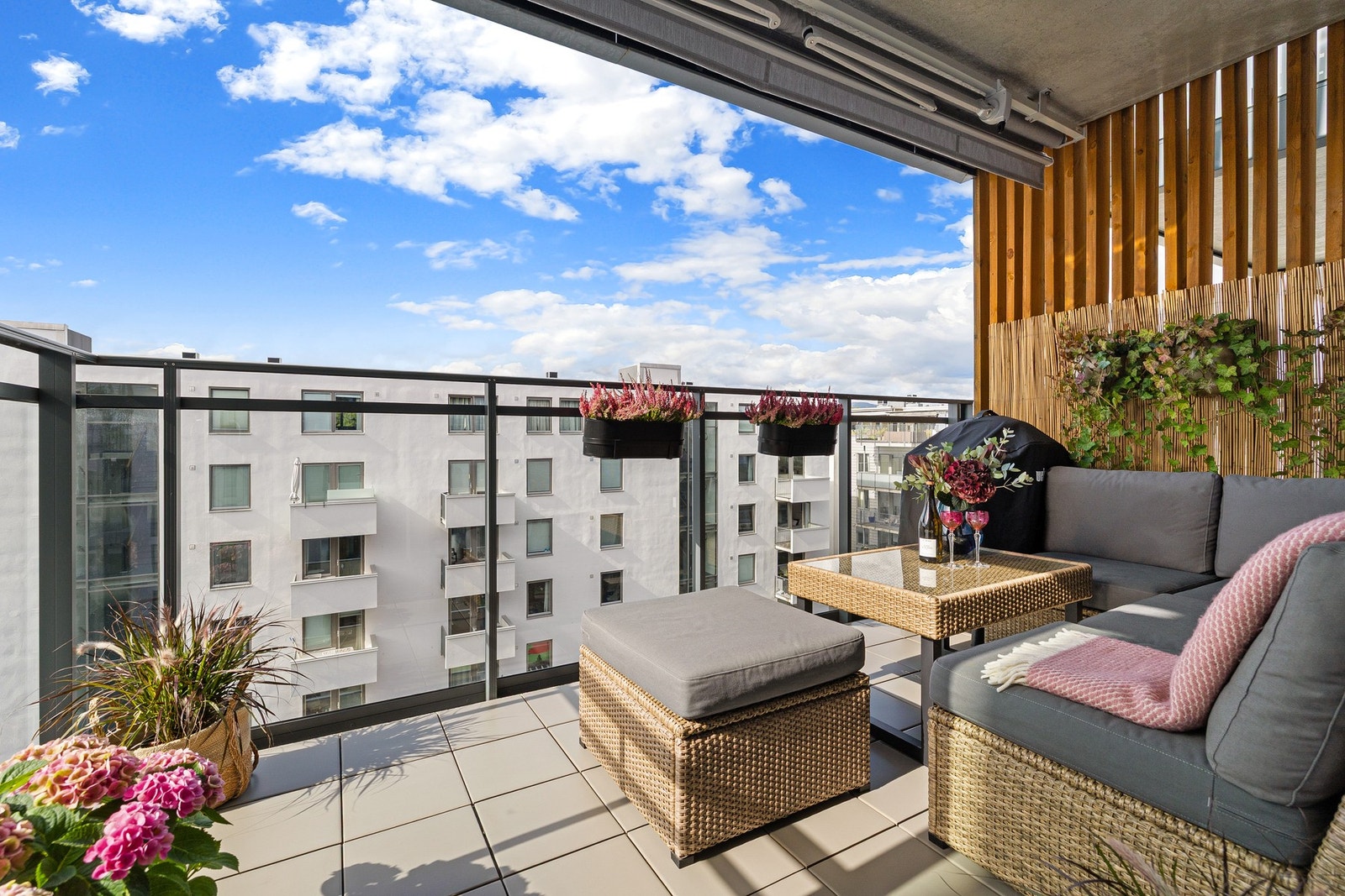 Solrik, vestvendt balkong i 5. etg med heisadkomst. Galleribilde