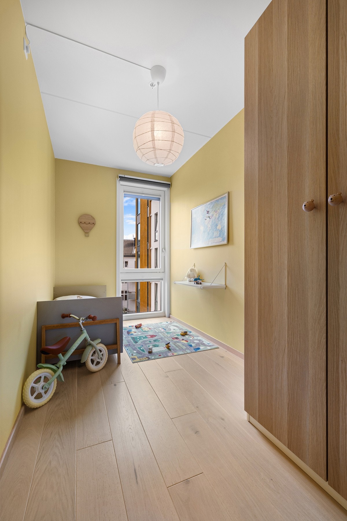 Lekre garderobeskap som medfølger salget. Galleribilde