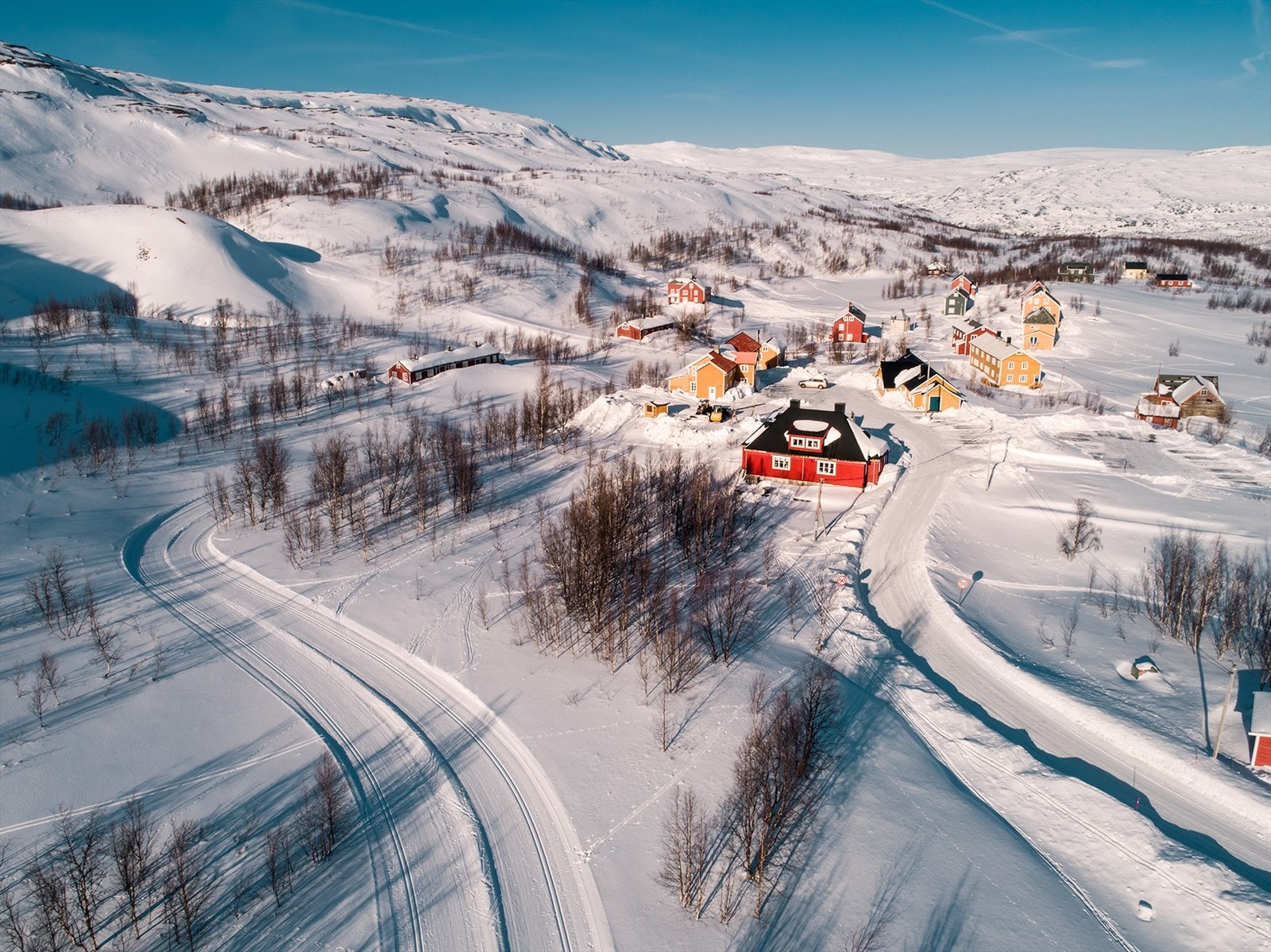 Boligen har komfort som kjøkken, bad og mulighet for parkering rett utenfor. Galleribilde
