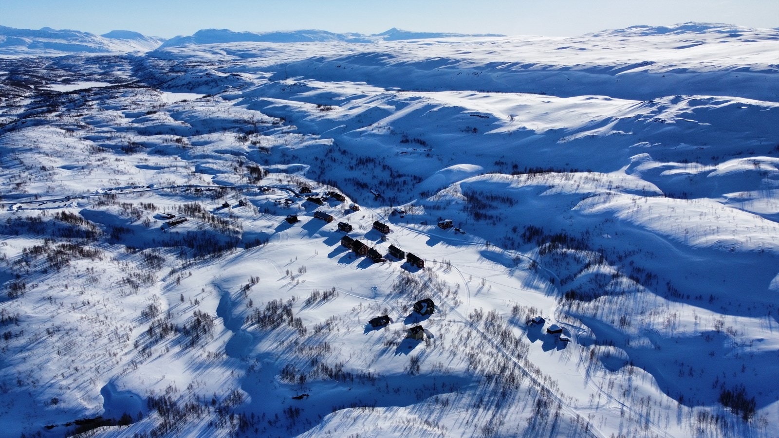 Jakobsbakken var en gang et samfunn med en enorm verdiskapning. Her var det massiv gruvedrift og et yrende folkeliv. På det meste var det ni hoppbakker i området rundt Bakken . Se https://no.wikipedia.org/wiki/Jakobsbakken Galleribilde