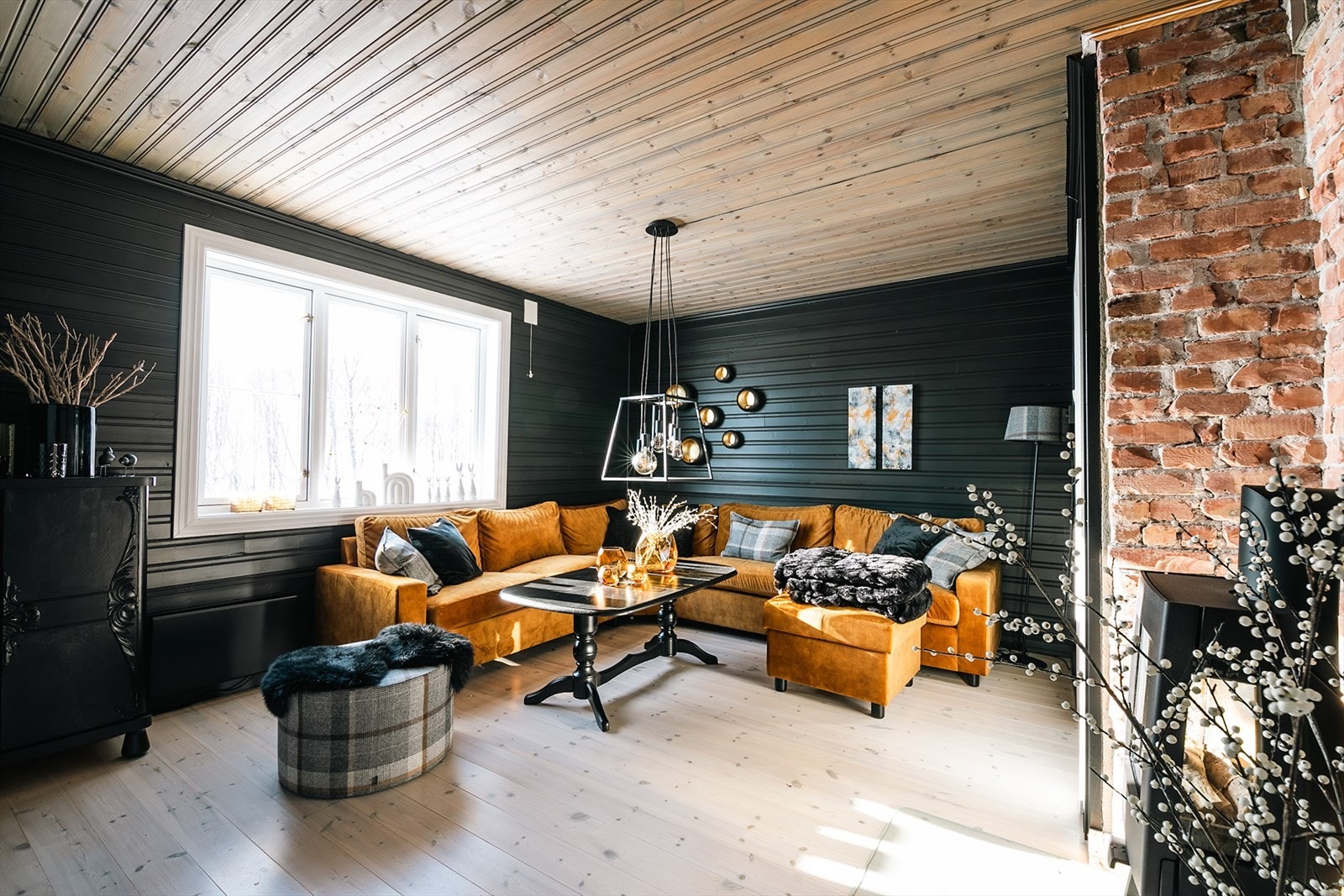 En stor del av innvendige overflater både i 1. og 2. etasje er oppusset. Galleribilde