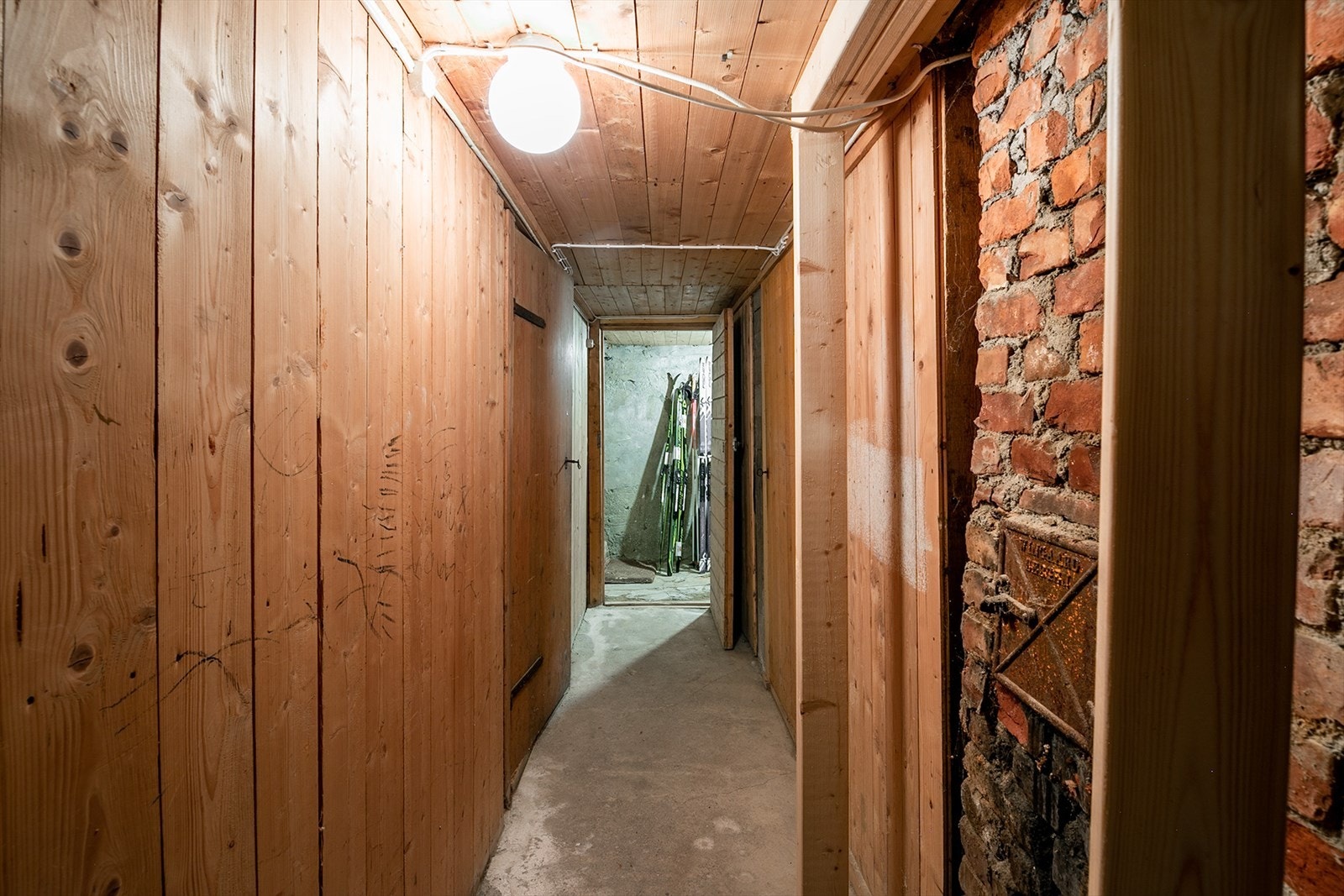 Kjelleren har innvendig adkomst fra begge leilighetene og er med åpen løsning gjennom hele. Inneholder 11 boder og gang. Takhøyden i kjelleren er lavere enn 190 cm, som er minste tillatt målbar høyde etter målestandarden. Ikke måleverdig areal: 75 kvm. Galleribilde