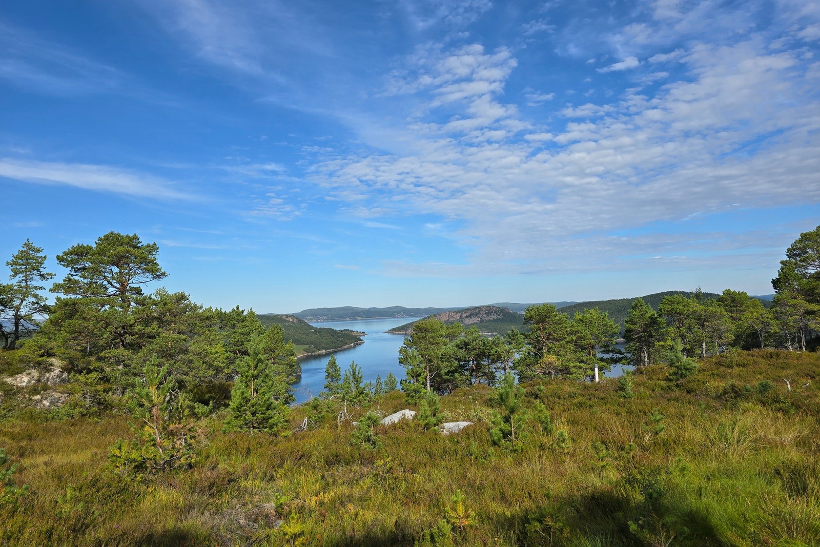 Fritidstomtene har flott sjøutsikt og ligger lunt og rolig til. Til tomtene er det mulig å koble seg på vann, kloakk og fibernett. Galleribilde