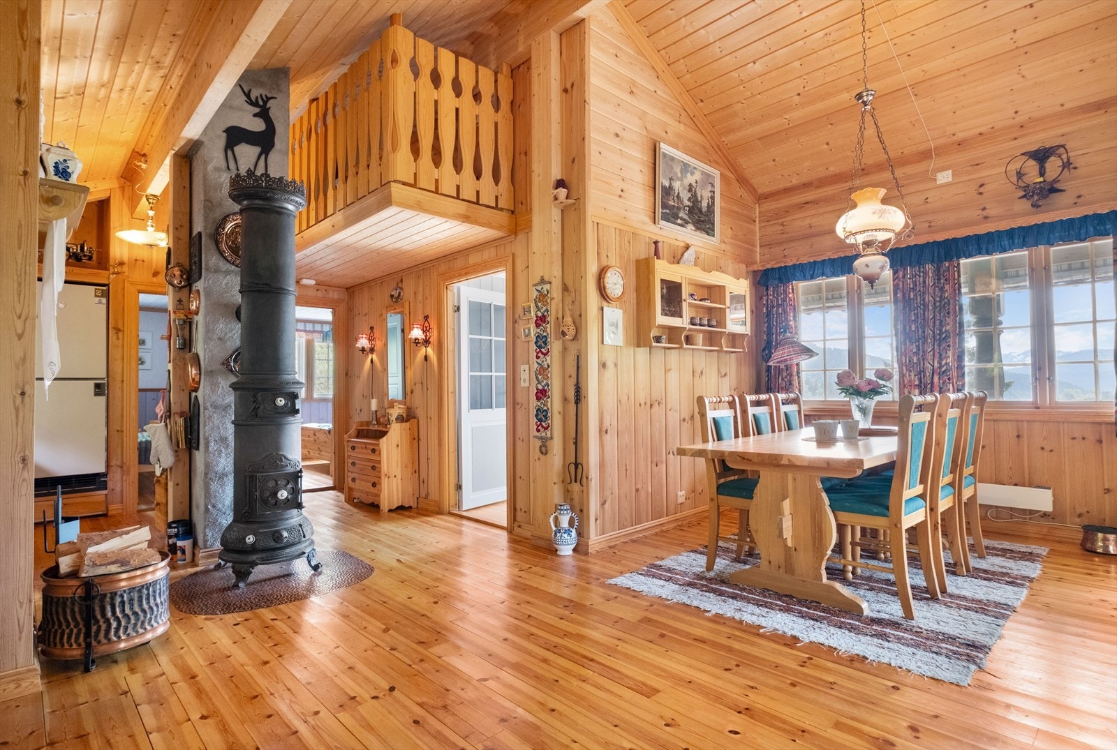 Stue | Spisestue | Lekker vedovn midt i hytta Galleribilde