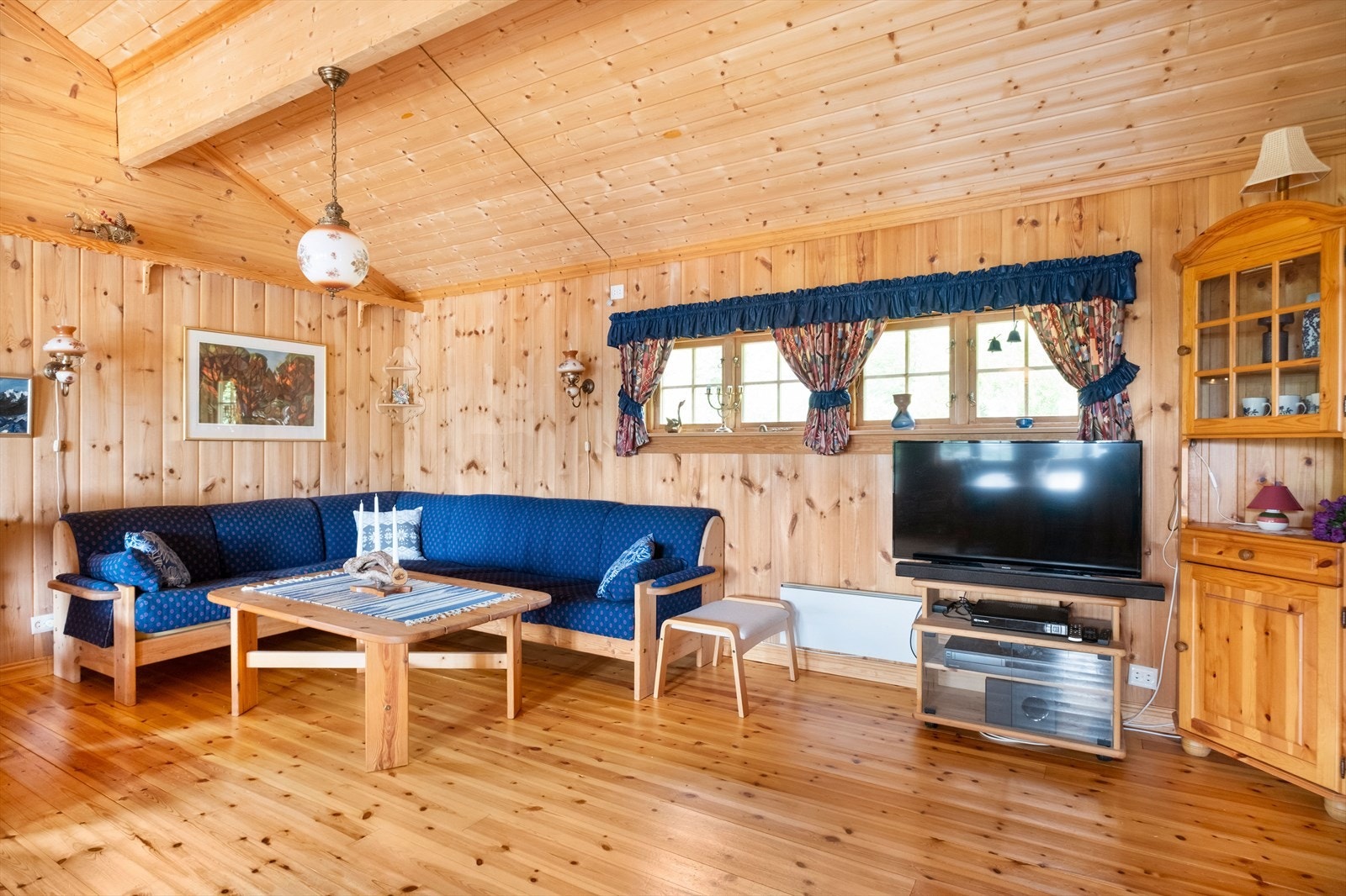 Stua har god plass til sofagruppe Galleribilde