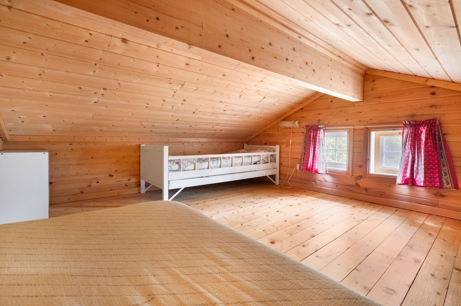 Hems | Lekeplass for barn og potensiell soveplass Galleribilde