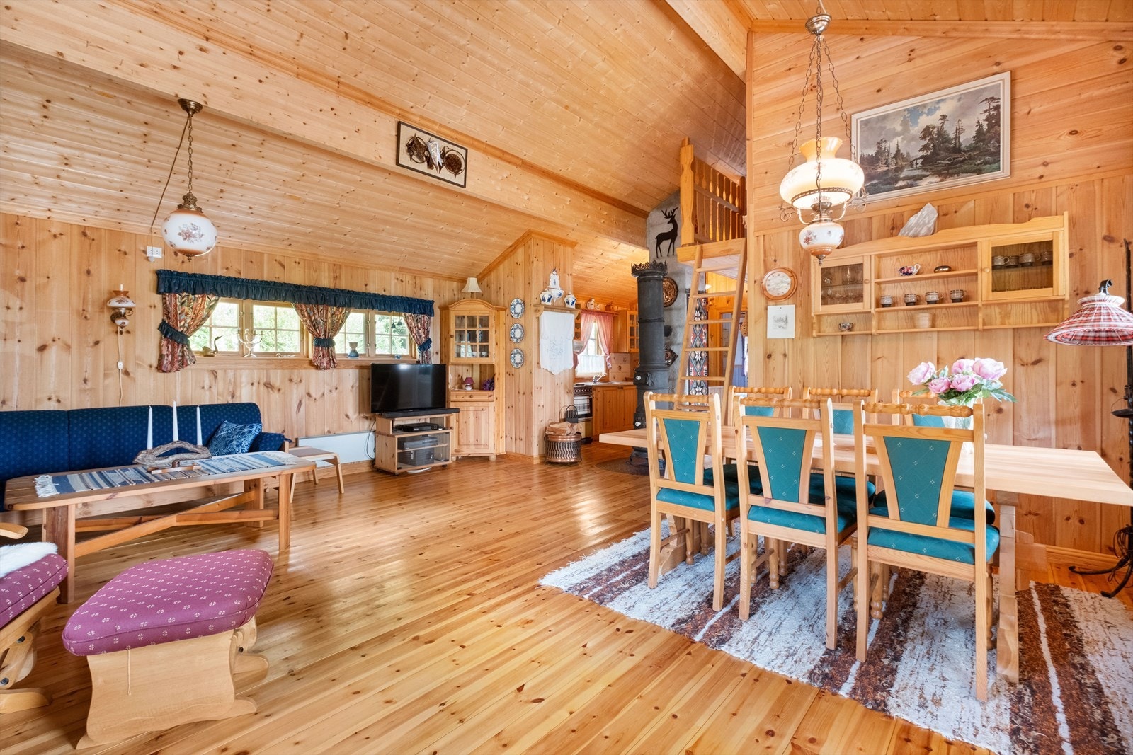 Stue | Spisestue | Romslig plass Galleribilde