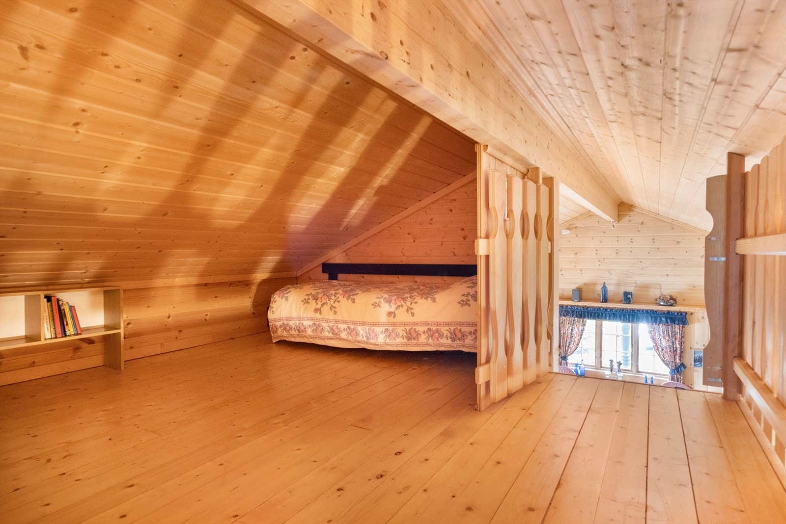 Hems | Lekeplass for barn og potensiell soveplass Galleribilde