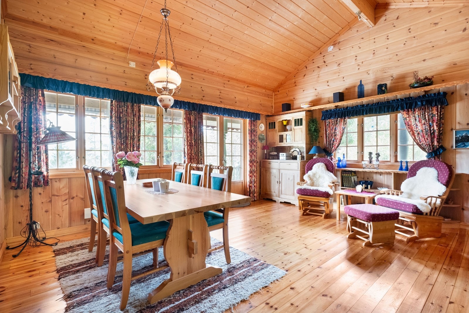 Stuen har direkte utgang til markterrasse og god høyde til mønet Galleribilde