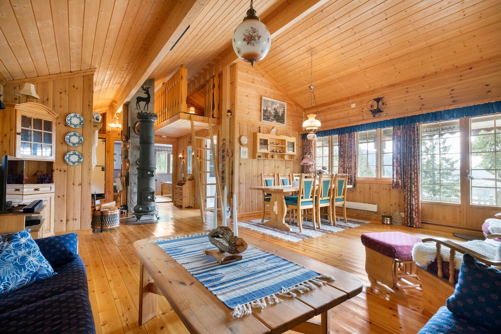 Stue | Spisestue | Utgang til markterrasse Galleribilde