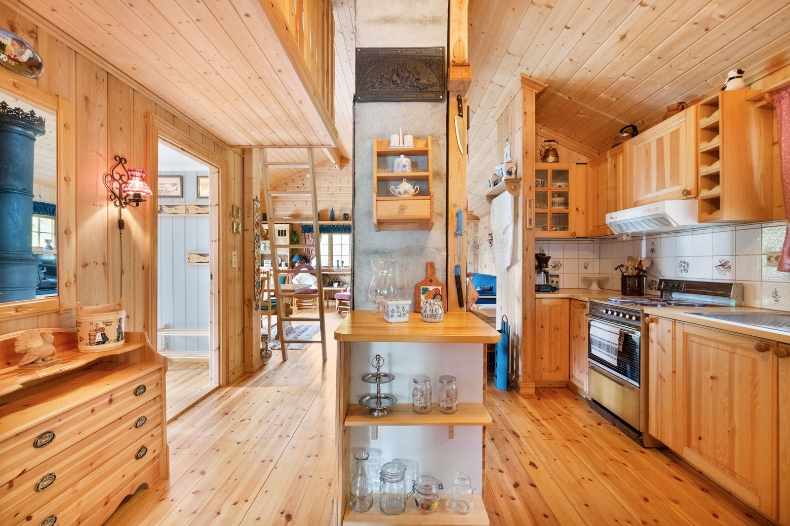 Stue | Kjøkken - Mye god furu som kan males for et mer moderne preg Galleribilde