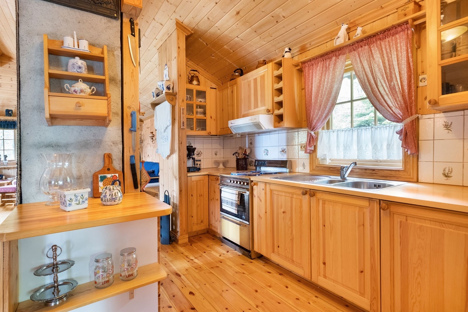 Kjøkkenet har god benke- og skapplass Galleribilde