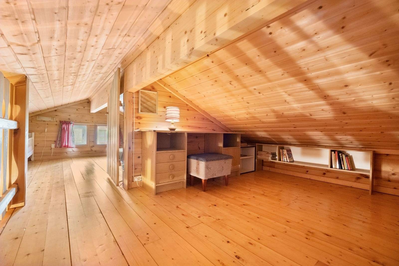 Hems | Lekeplass for barn og potensiell soveplass Galleribilde