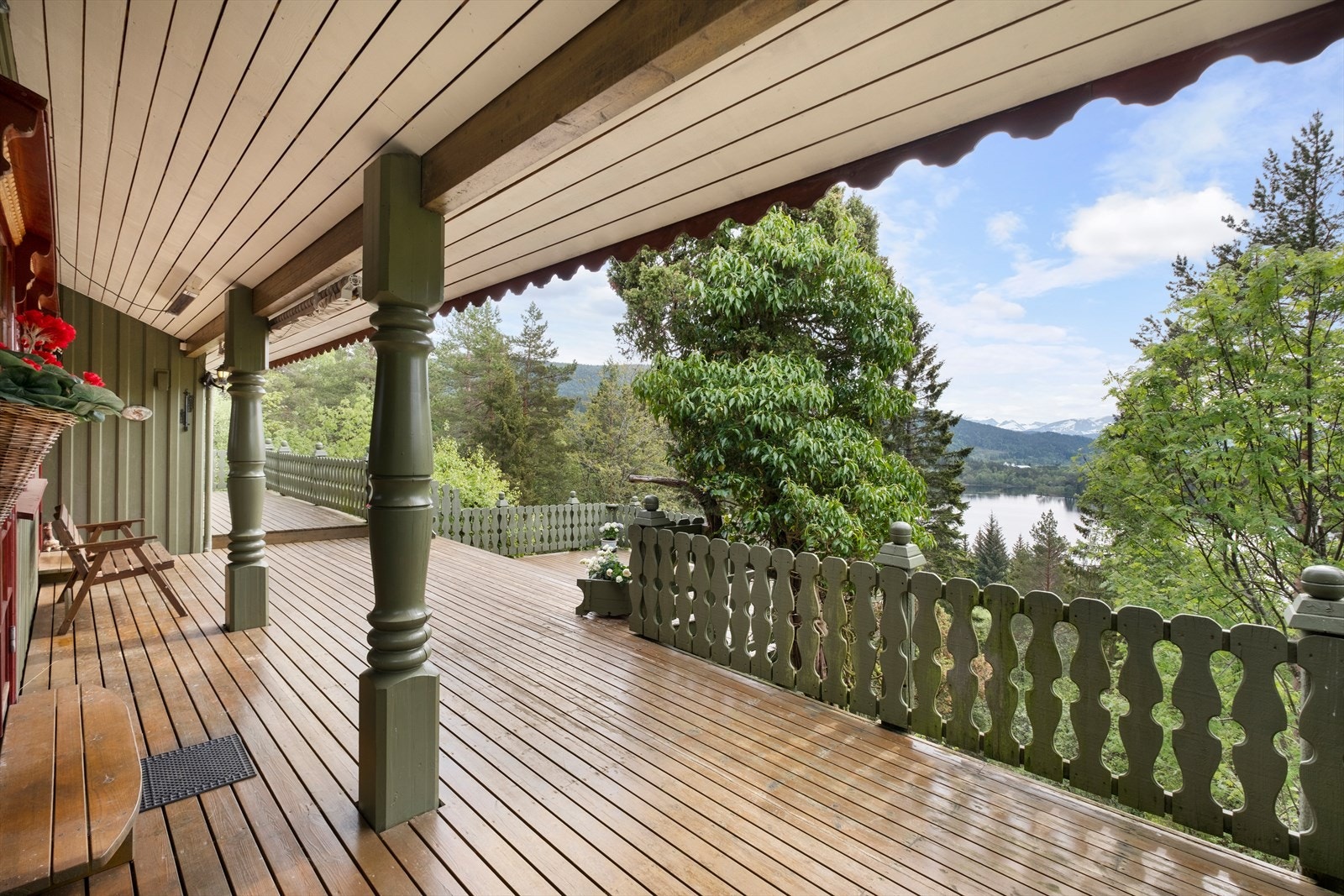 Vadsetvegen 114 | Terrasse og overbygget inngangsparti og utgang fra stue/spisestue Galleribilde