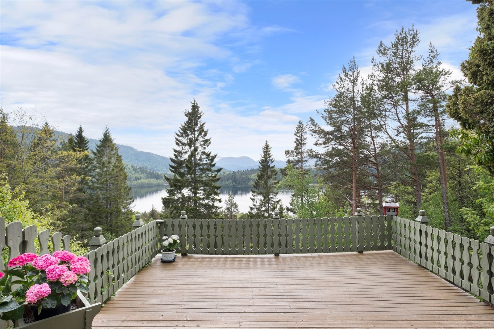 Solrik terrasse med flott utsikt Galleribilde