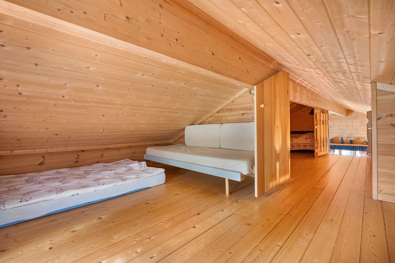 Hems | Lekeplass for barn og potensiell soveplass Galleribilde