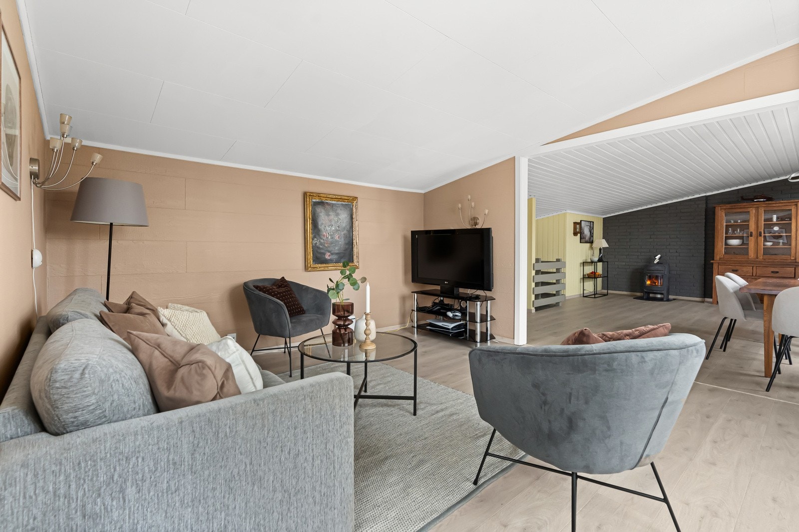 Her kan man innrede i ulike soner. Det er plass til en større sofagruppe med tilhørende møblement og tv-seksjon. Galleribilde