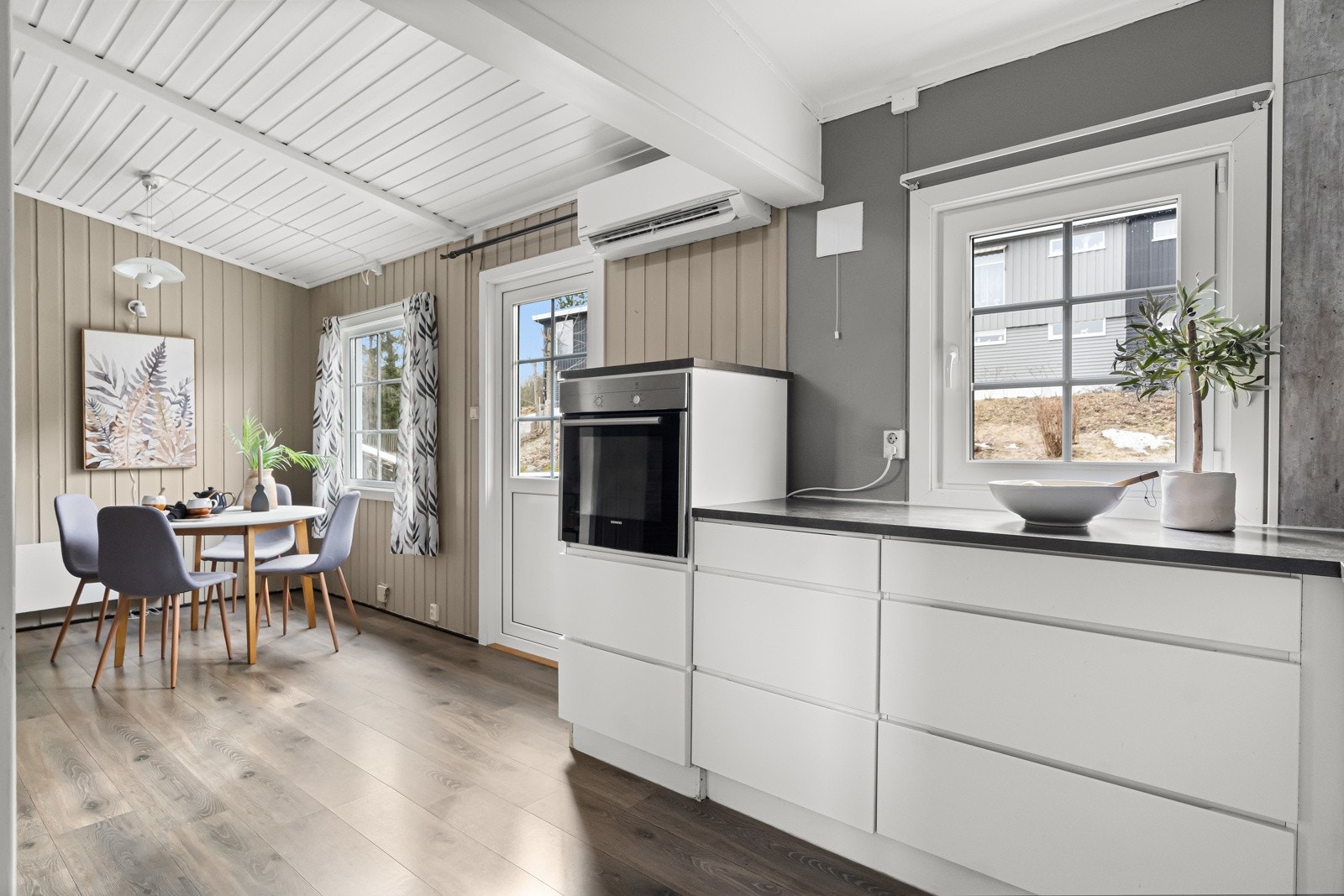 Kjøkkenet er videre utstyrt med integrerte hvitevarer som medfølger handelen. Galleribilde