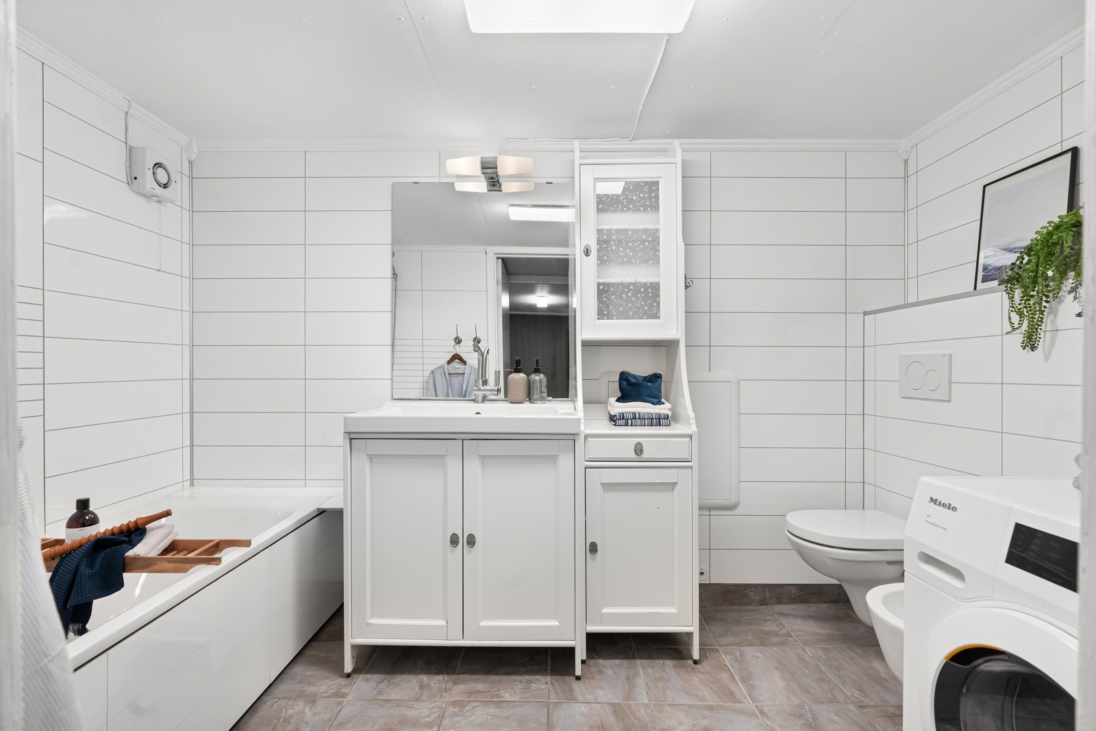 I nederste etasje er det et romslig baderom fra 2013. Galleribilde