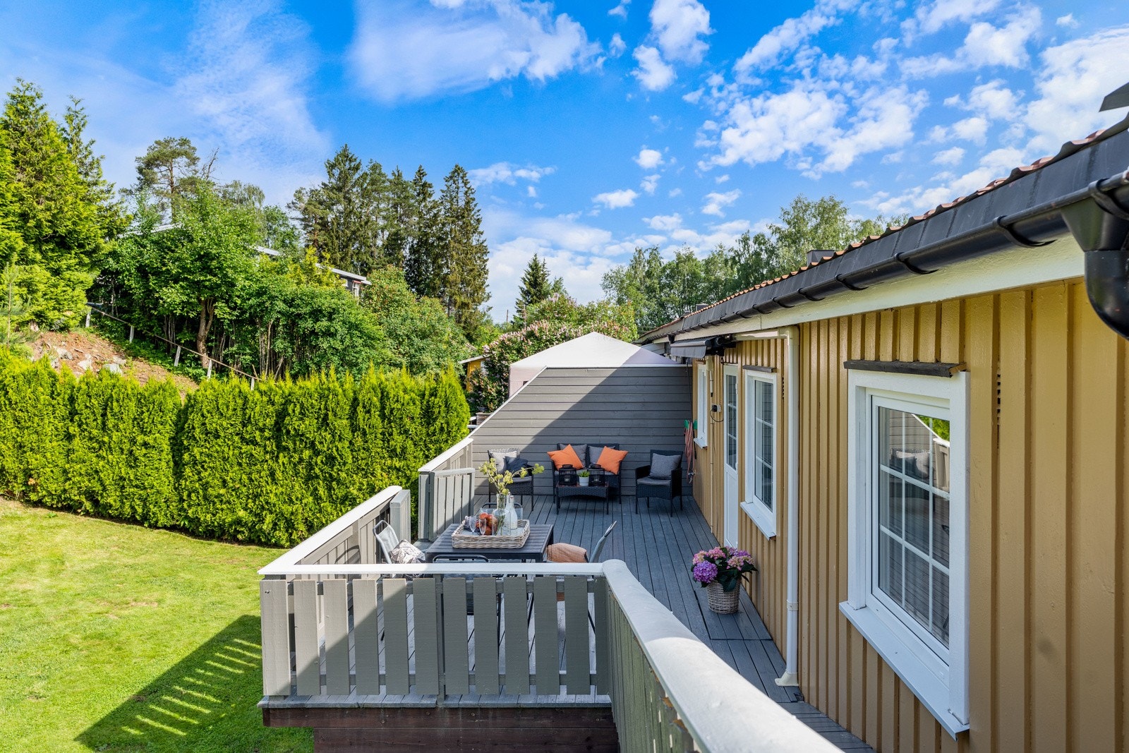 Boligen går over fire halvetasjer og byr blant annet på entré, 4 soverom, kjøkken, 2 stuer, 2 bad og god bodplass. Galleribilde