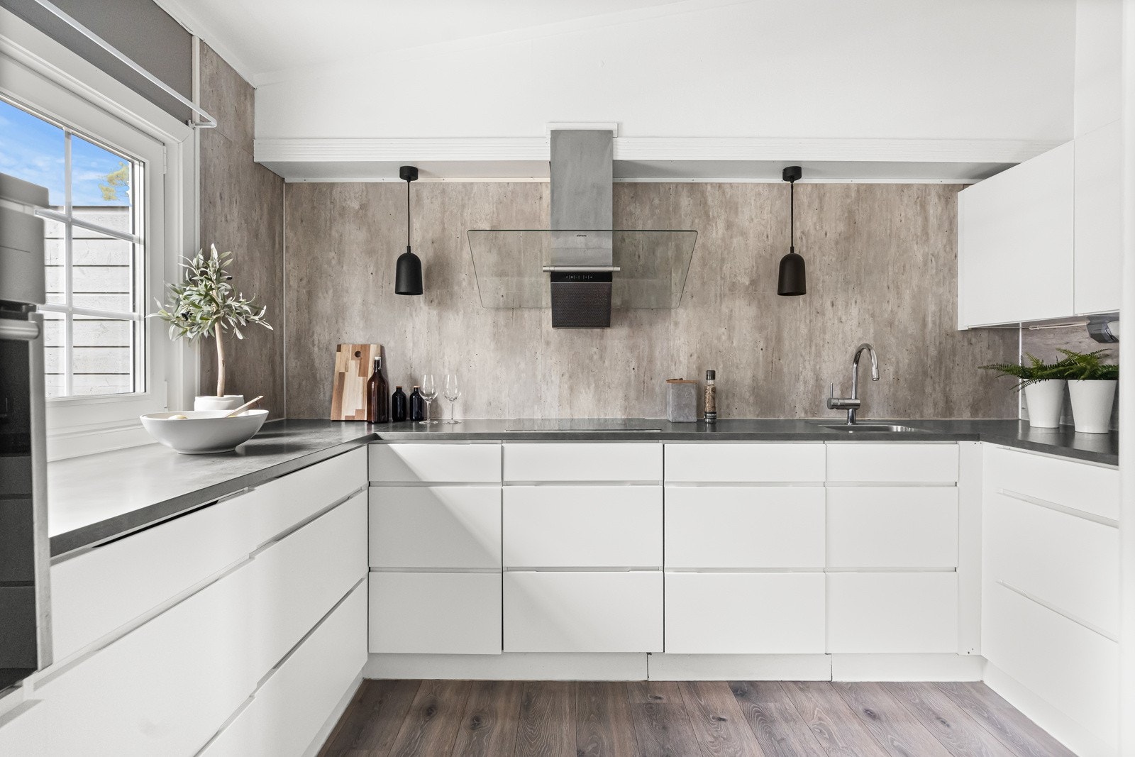 Boligen har et stilrent kjøkken. Galleribilde