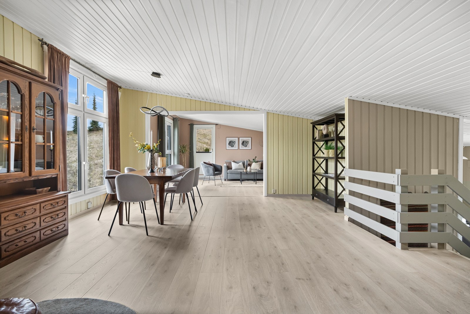 Store vindusflater slipper inn rikelig med naturlig lys, og skaper en luftig og god romfølelse. Galleribilde