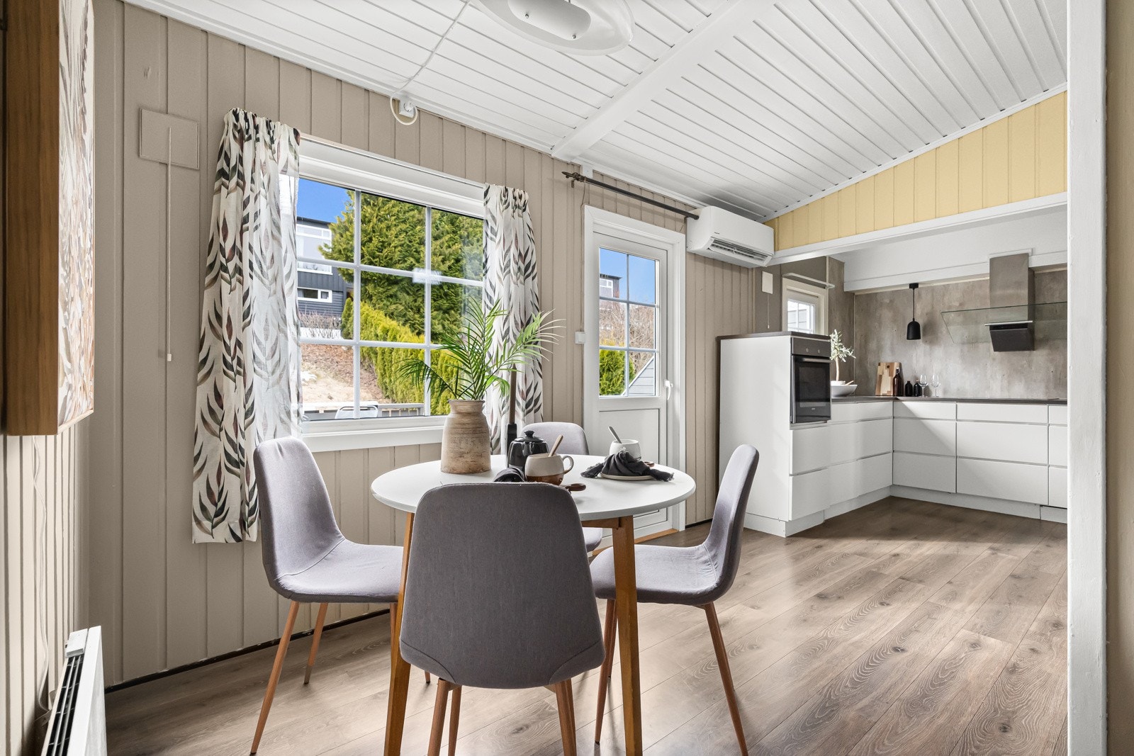 Fra kjøkkenet er det utgang til terrassen. Galleribilde