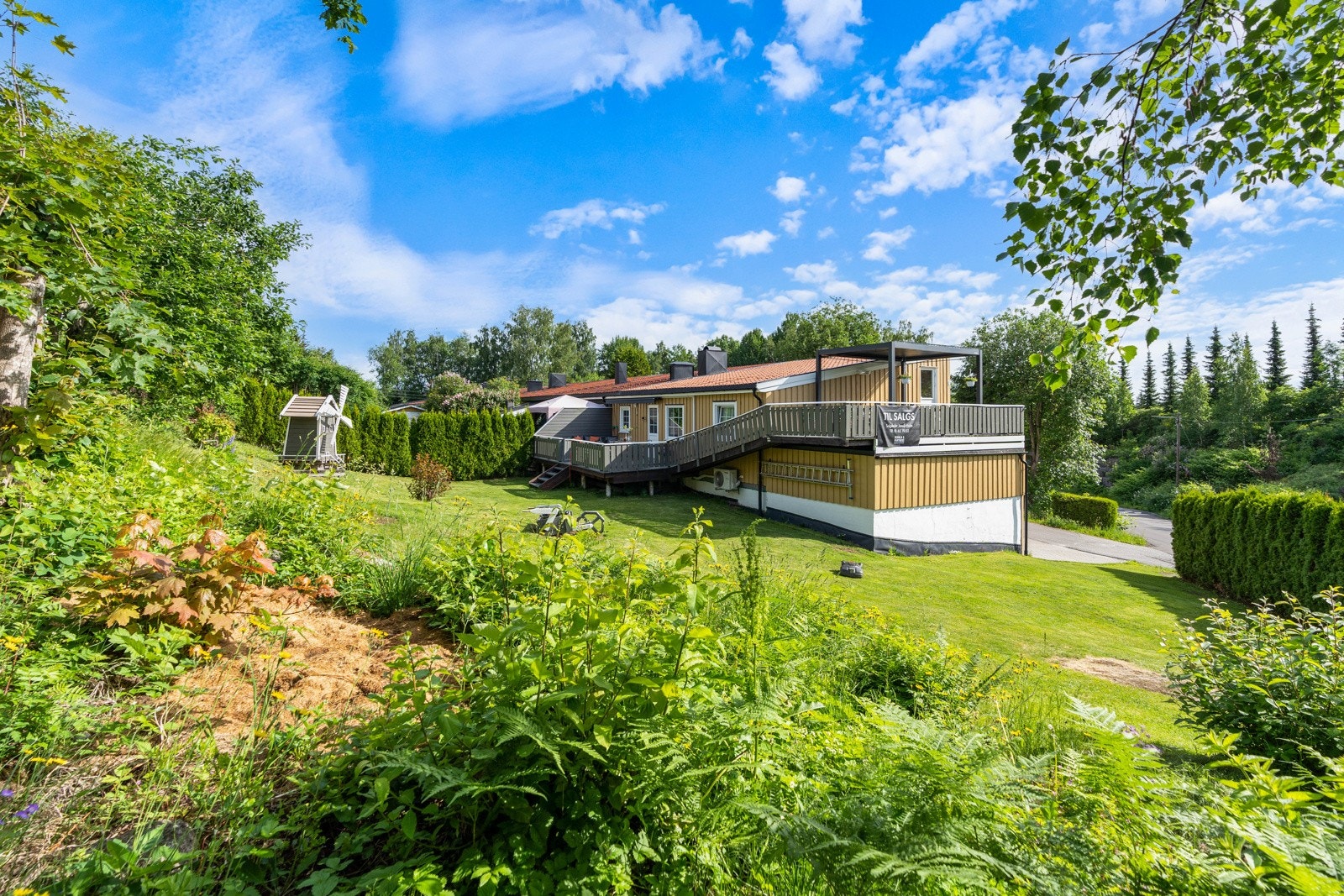 Opparbeidet tomt med god plass til både lek og avslapning. Galleribilde