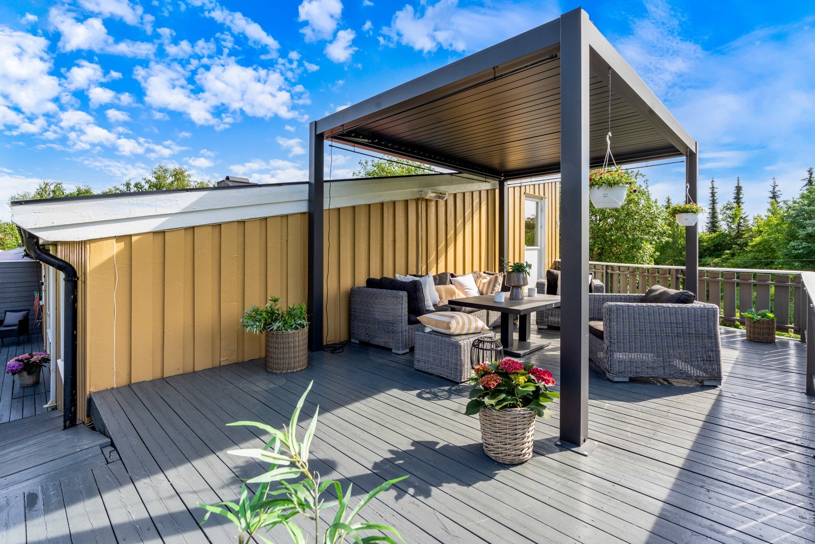 Det er to herlige terrasser med pergola og markise fra 2022/23. Galleribilde