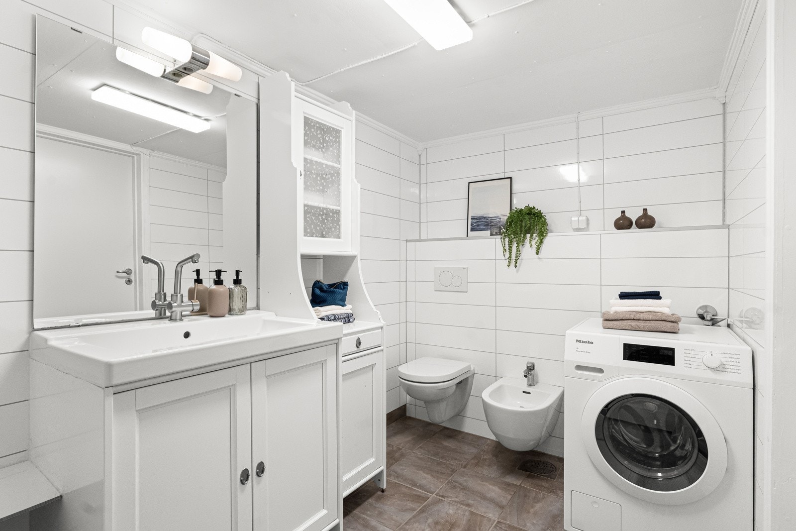 Badet er utstyrt med blant annet badekar og opplegg for vaskemaskin. Galleribilde