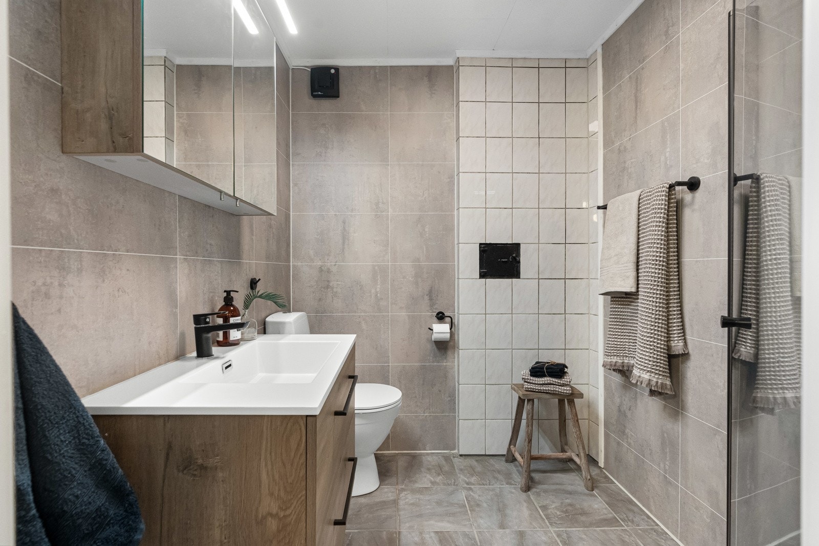 I mellometasjen er det et delikat og flislagt baderom. Badet er renovert i 2022 med 5 års garanti. Galleribilde