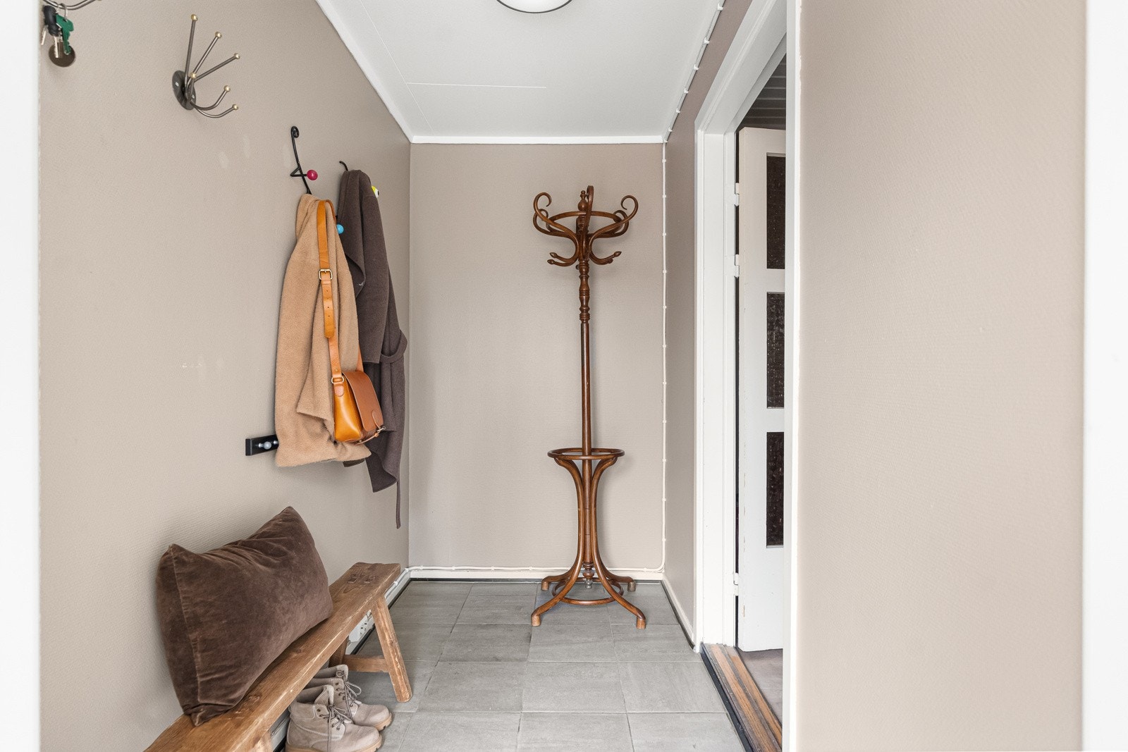 Innbydende entré som gir et godt førsteinntrykk av boligen. Galleribilde