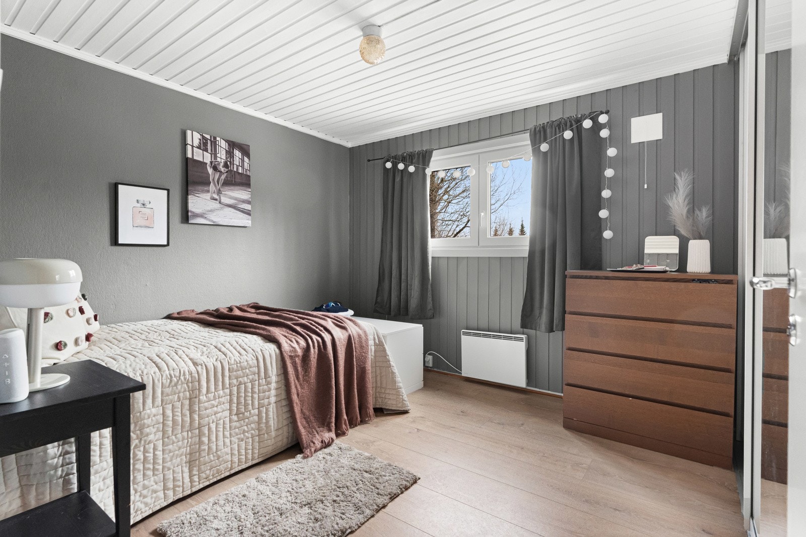 De andre soverommet har plass til seng, skrivepult eller annet ønsket møblement. Galleribilde