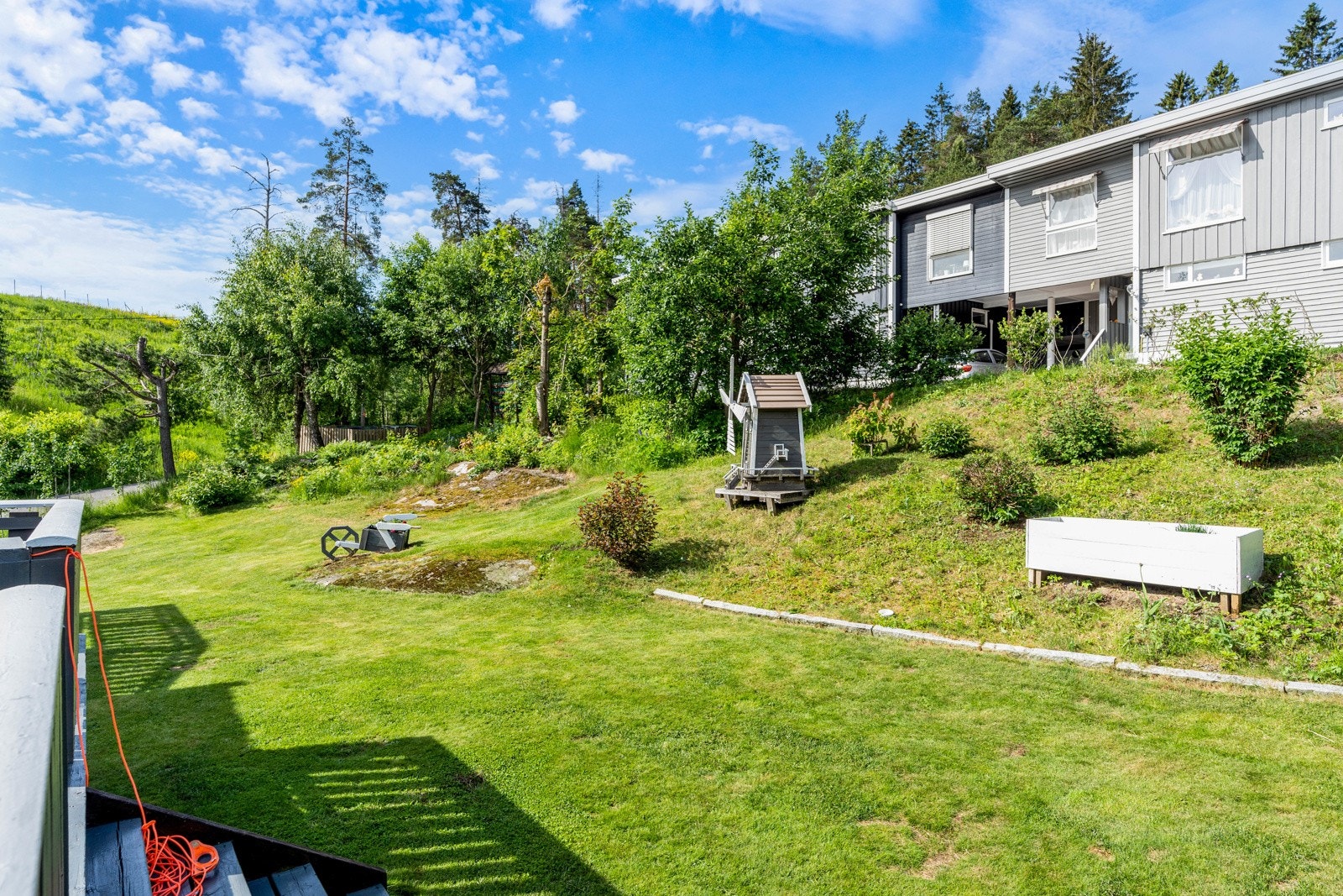 Det er videre adkomst til en romslig gressplen. Galleribilde